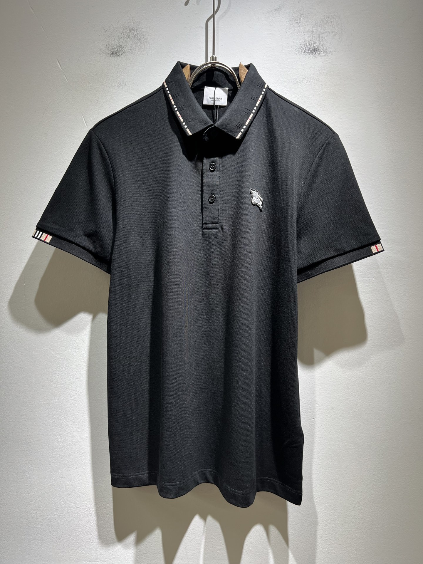 NO:470578,Bur*erry 2025 spring and summer new men's short-sleeved Polo shirt, the latest brand design element!  Neither monotonous nor complicated, it shows taste just right!  Customer-supplied top-quality custom bead flooring fabrics!  Comfortable, sweat-absorbing and breathable, the unique high-end fabric presents a simple and elegant temperament!  Embroidery design on chest logo pattern!  Full three-dimensional! Standard cutting design!  Every detail is a synchronized with high-end fashion. Size: M-3XL, burberry, T-shirt, alexander wang19860909Bur*erry 巴*莉 2025春夏新款男士短袖Polo衫,品牌最新设计元素！既不单调也不复杂,恰到好处的展现品味！客供顶级定制珠地棉面料！舒适吸汗透气根本不在话下,面料独具的高奢感呈现简约优雅气质！胸前logo图案刺绣设计！饱满立体!标准裁剪设计！每一处细节都是与高端时尚同步的体现.尺码:M-3XL,,burberry,T-shirt,alexander wang,Men's clothing