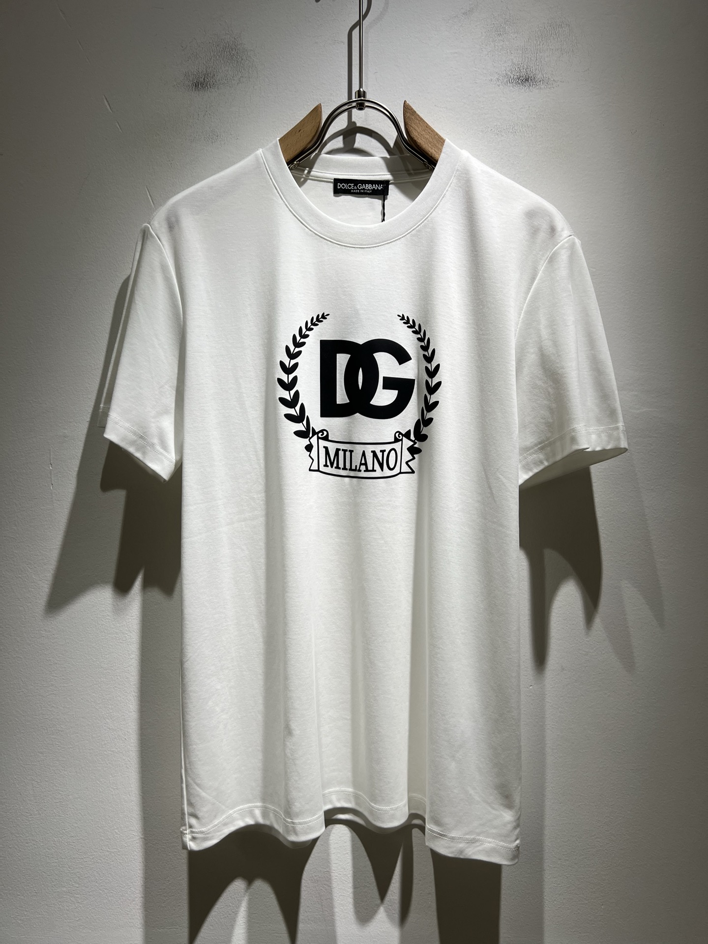 NO:467810,Dolce&Gabba*a 2025 spring and summer new short-sleeved T-shirt for men and women, and the counter is available at the same time!  Customized exclusive pure cotton fabric, with letter logo pattern on the chest and glue pressing process design!  Simple and generous, calm and versatile, extremely high-end, perfectly integrated with fashion and style, a top fashionable style that perfectly suits the outside wear!  The overall feeling is natural!  The ultimate classic versatile short-sleeved T-shirt uses the latest three-dimensional logo pressing elements to highlight the texture!  The ultimate perfection of heavy industry!  Fans who pursue high quality are please buy them by themselves, and all fans who know the goods are invited to appreciate this model together!  !  Size M-3XL, Dolce & Gabbana, Dolce & Gabbana, T-shirt,tees, t-shirt,alexander wang19860909Dolce&Gabba*a 杜嘉*纳2025春夏新款男女同款短袖T恤,专柜同步发售！定制专属纯棉面料,胸前字母logo图案压胶工艺设计！简约大方,从容百搭,档次极高,完美融入时尚还有风情感一款完美符合外穿的顶尖时髦气质款！整体给人浑然天成的感觉！极致经典的百搭型短袖T恤,采用最新的立体logo压胶元素凸显质感！极致的重工极致的完美！追求高品质的粉丝们请自行抢购,诚邀所有识货的粉丝一同鉴赏此款！！尺码M-3XL,,Dolce&Gabbana,Dolce&Gabbana,T-shirt,tees，t-shirt,alexander wang,Men's clothing