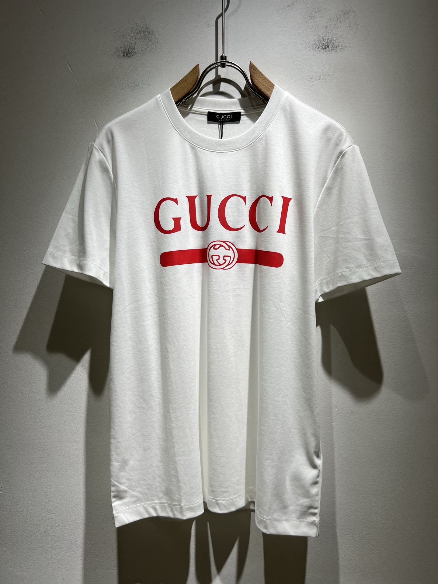 NO:467835,Gucc* Gujia 2025 spring and summer new style for men and women couples casual loose cotton round neck short-sleeved T-shirt!  Trading companies have sparse channels and are released on the official website at the same time!  The latest series of spring and summer 2025, classic fashion design elements, injecting full vitality into the new series. This T-shirt is carefully selected for imported cotton fabrics. The fabric feels skin-friendly and soft and delicate, and the body logo print design!  It has an extremely comfortable and breathable wearing experience. The whole item is very eye-catching and fashionable, and is deeply loved by young people today!  The loose round neck cut is a neutral style regardless of age and gender, suitable for matching all the styles and looks you need in your daily life!  It is recommended to wear couple outfits to go out on the street to make it more pleasing to the eye!  Size M-3XL, gucci, gucci, T-shirt, tees, t-shirt, alexander wang19860909Gucc*古家 2025春夏新款男女同情侣款休闲宽松棉质圆领短袖T恤衫！贸易公司渠道稀出,同步官网发售 ！ 2025春夏最新系列,经典时尚设计元素,为全新系列注入满满活力,这款T恤衫用心甄选客供进口棉面料制成,面料手感亲肤柔软细腻,衣身logo印花设计！拥有着无比舒适透气性的穿着体验,整件单品极具吸睛度与时尚感,深受当下年轻人的喜爱！基础宽松的圆领版型裁剪,不分年龄与性别的中性款式,适合搭配你日常所需的所有风格与造型！建议搭配情侣装出街会更为养眼出色！尺码M-3XL,,gucci,gucci,T-shirt,tees，t-shirt,alexander wang,Men's clothing