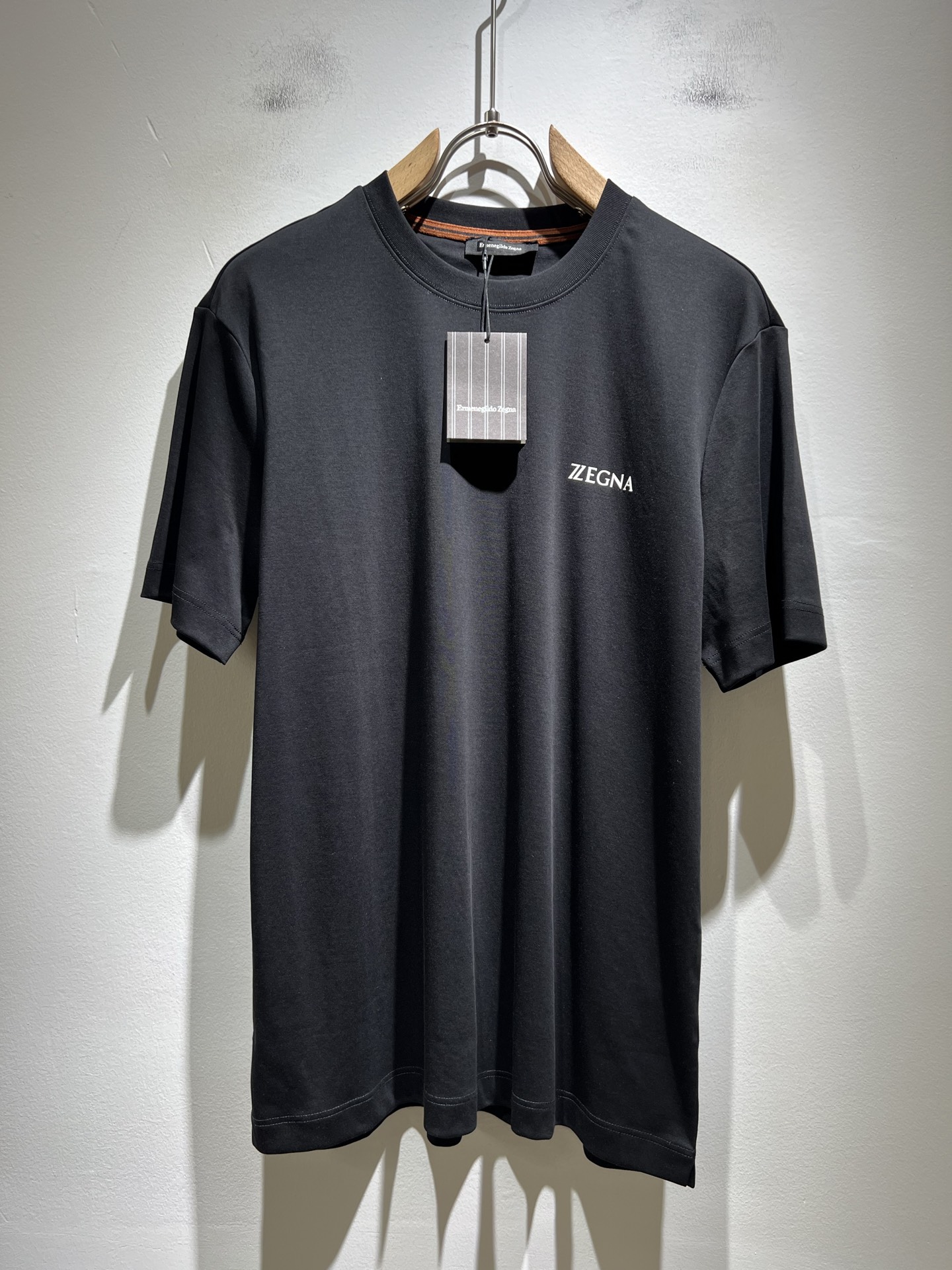 NO:467858,Ermenegildo Zeg*aJia 2025 spring and summer new products for men's short-sleeved casual short-sleeved T-shirt, foreign trade company orders!  It is one of the classic exclusive fabrics of Zenia!  Customized original cotton fabric!  Chest logo pattern glue-press design!  The texture is warm, the touch is soft and delicate, but the shape is straight and stylish!  Details, luxury, perfect interpretation of high-quality quality. Size M-3XL, zegna, T-shirt,tees, t-shirt,alexander wang19860909Ermenegildo Zeg*a杰*亚 2025春夏新品男士短袖休闲短袖T恤,外贸公司订单！是杰尼亚经典的专有织物之一！ 定制原版纯棉面料！胸前logo图案压胶设计！质地保暖,触感又柔软细腻、但型态又笔挺有型！ 细节、奢华极致… 完美演绎高品质品相.尺码M-3XL,,zegna,T-shirt,tees，t-shirt,alexander wang,Men's clothing