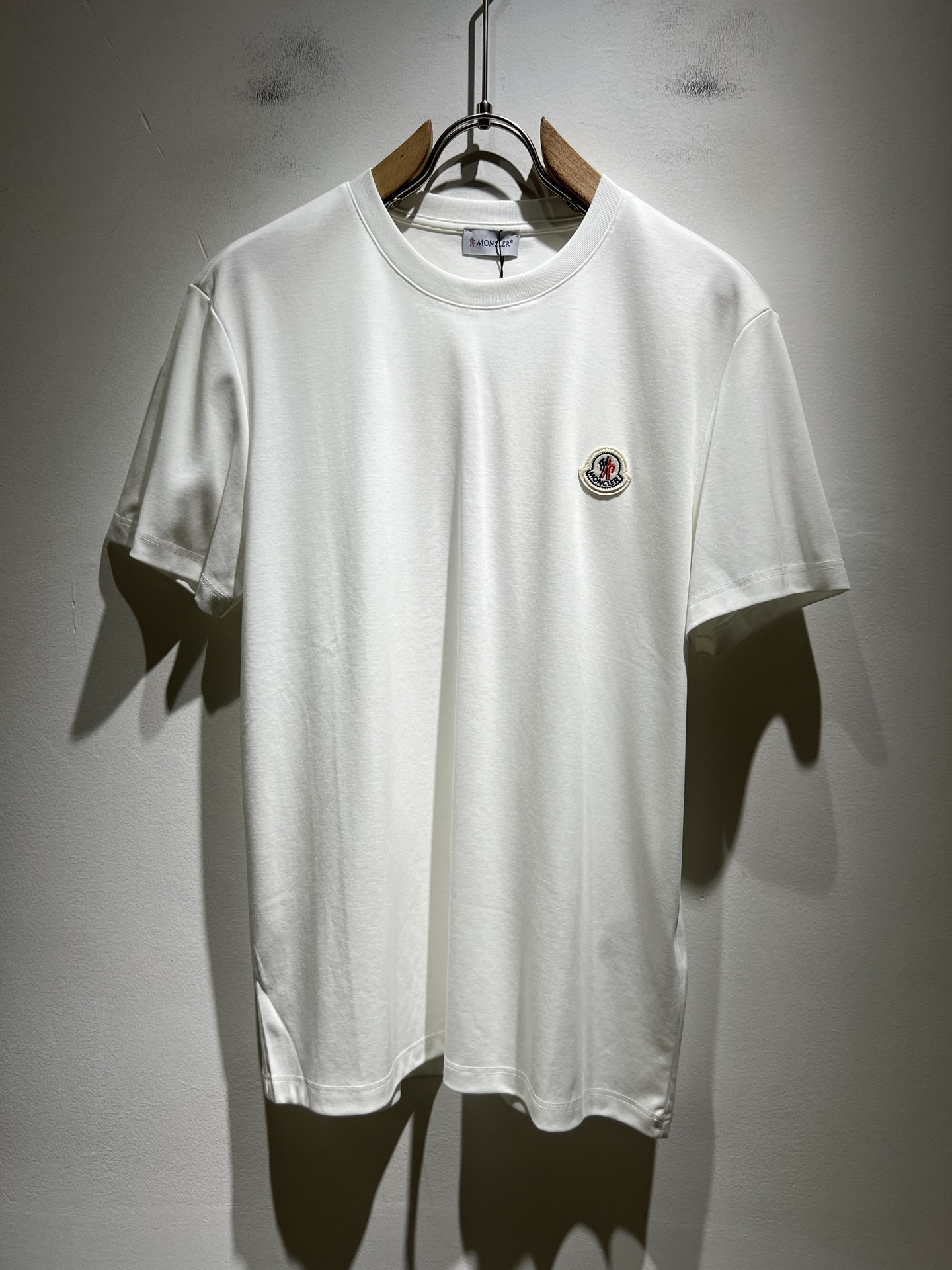 NO:467818,Moncler Mengjia 2025 Spring and Summer Latest Men and Women's Same Trade Order Short-sleeved T-shirt, Full Quality!  !  Internet celebrity style!  Designed with logo pattern badge!  The upper body is comfortable and breathable, not stiff, and the overall three-dimensional feeling is rich. Quality export orders, customized exclusive pure cotton fabric tailoring to meet the simple needs of commuters for dressing. The upper body is very effective, slim and not picky about the figure. The fabric workmanship... Improper, only good craftsmanship can make you feel good and tasteful. A must-have item for everyone!  Size M-3XL, T-shirt,tees,t-shirt,alexander wang19860909Moncler蒙家 2025春夏最新男女同款贸易订单短袖T恤,全品相！！网红款！采用logo图案徽章设计！上身舒适透气,不僵硬,整体有着丰富的立体感,品质出口订单,定制专属纯棉面料剪裁,满足通勤人们对于着装的简约需求,上身效果很好,显瘦,不挑剔身材.面料做工....无可挑剔,好工艺好面料才能穿出好品味一款,人手必备单品！尺码M-3XL,,T-shirt,tees，t-shirt,alexander wang,Men's clothing
