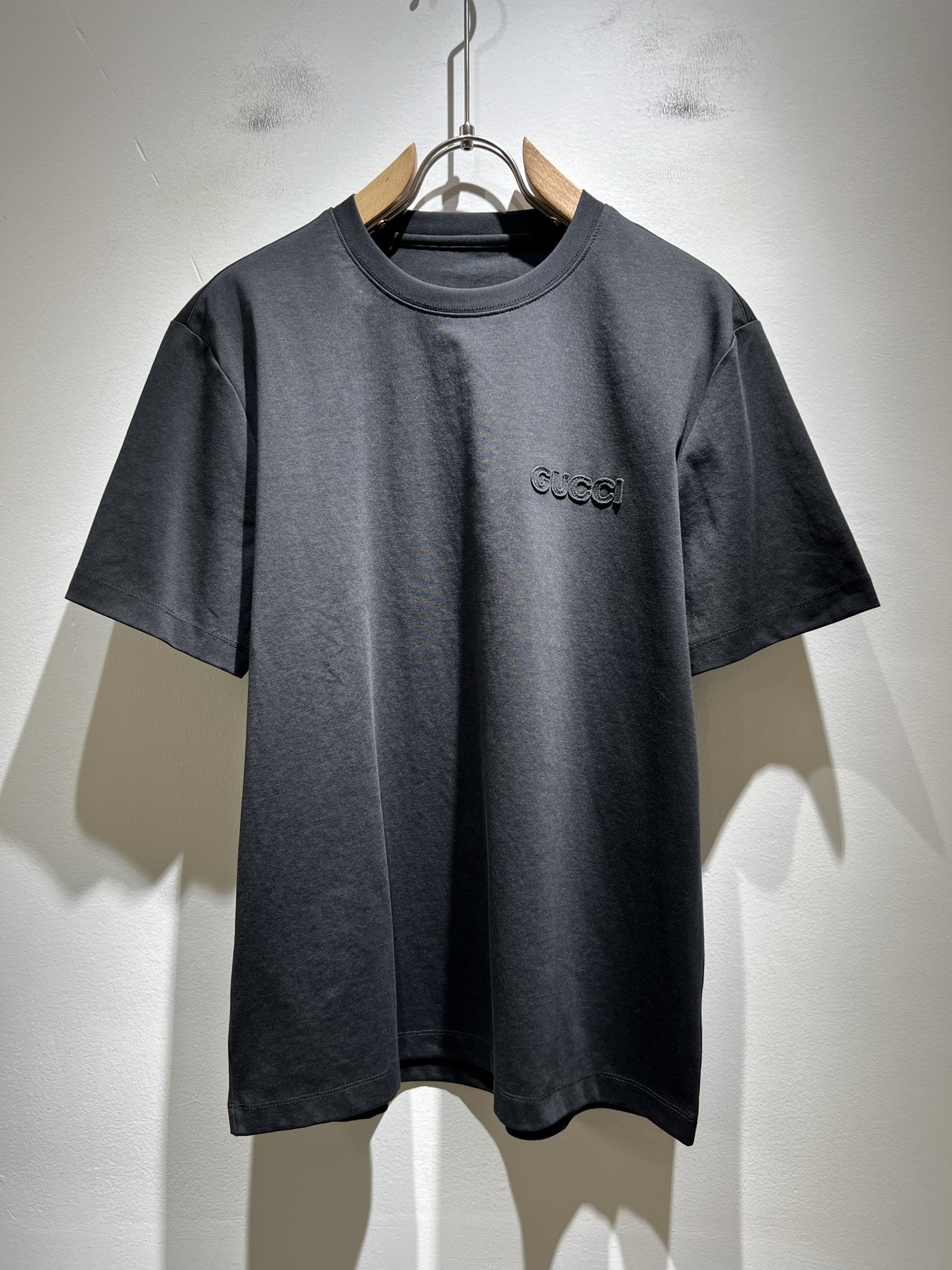 NO:467872,Gucc* Gujia 2025 spring and summer new style for men and women couples casual loose cotton round neck short-sleeved T-shirt!  Trading companies have sparse channels and are released on the official website at the same time!  The latest series of spring and summer 2025, classic fashion design elements, injecting full vitality into the new series. This T-shirt is carefully selected for imported cotton fabrics. The fabric feels skin-friendly and soft and delicate, and the logo patch design of the body!  It has an extremely comfortable and breathable wearing experience. The whole item is very eye-catching and fashionable, and is deeply loved by young people today!  The loose round neck cut is a neutral style regardless of age and gender, suitable for matching all the styles and looks you need in your daily life!  It is recommended to wear couple outfits to go out on the street to make it more pleasing to the eye!  Size M-4XL, gucci, gucci, T-shirt, tees, t-shirt, alexander wang19860909Gucc*古家 2025春夏新款男女同情侣款休闲宽松棉质圆领短袖T恤衫！贸易公司渠道稀出,同步官网发售 ！ 2025春夏最新系列,经典时尚设计元素,为全新系列注入满满活力,这款T恤衫用心甄选客供进口棉面料制成,面料手感亲肤柔软细腻,衣身logo贴布设计！拥有着无比舒适透气性的穿着体验,整件单品极具吸睛度与时尚感,深受当下年轻人的喜爱！基础宽松的圆领版型裁剪,不分年龄与性别的中性款式,适合搭配你日常所需的所有风格与造型！建议搭配情侣装出街会更为养眼出色！尺码M-4XL,,gucci,gucci,T-shirt,tees，t-shirt,alexander wang,Men's clothing