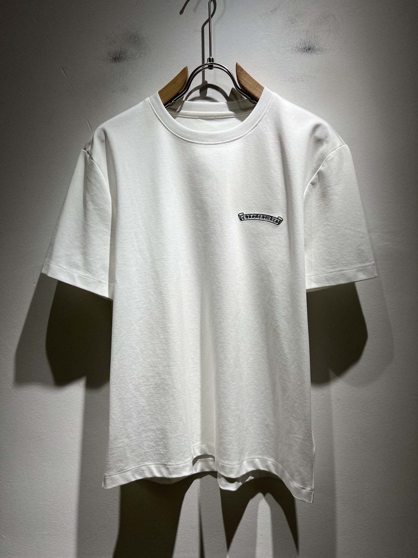 NO:467852,Chrome Hear*s 2025 spring and summer new product for men and women the same style as gram* heart short-sleeved T-shirt, recommended for cracked walls!  The fashionable and arrogant Chrome Hear*s is favored by the whole world. The 2025SS hits the stimulus version, the classic short-sleeved T-sleeved elements, and the front and rear logo embroidery design!  Full of fashionable luxury style, exuding a charming sense of art!  Large and lazy, high-end exclusive wash water pure cotton material for customer supply!  Super comfortable upper body!  Large oversized shoulder-falling!  Men and women are the same style!  Size M-4XL, chrome hearts, T-shirt,tees, t-shirt,alexander wang19860909Chrome Hear*s 克*心 2025春夏新品男女同款克*心短袖T恤,墙裂推荐！时尚傲娇的Chrome Hear*s,被全世界宠幸着.2025SS引爆款,经典克*心元素断绝短袖T,前后logo刺绣设计！充满了时尚的奢华风,散发着迷人的艺术感！宽大慵懒,客供高端专属洗水纯棉材质！上身超级舒适！大廓形大落肩！男女同款入！尺码M-4XL,,chrome hearts,T-shirt,tees，t-shirt,alexander wang,Men's clothing