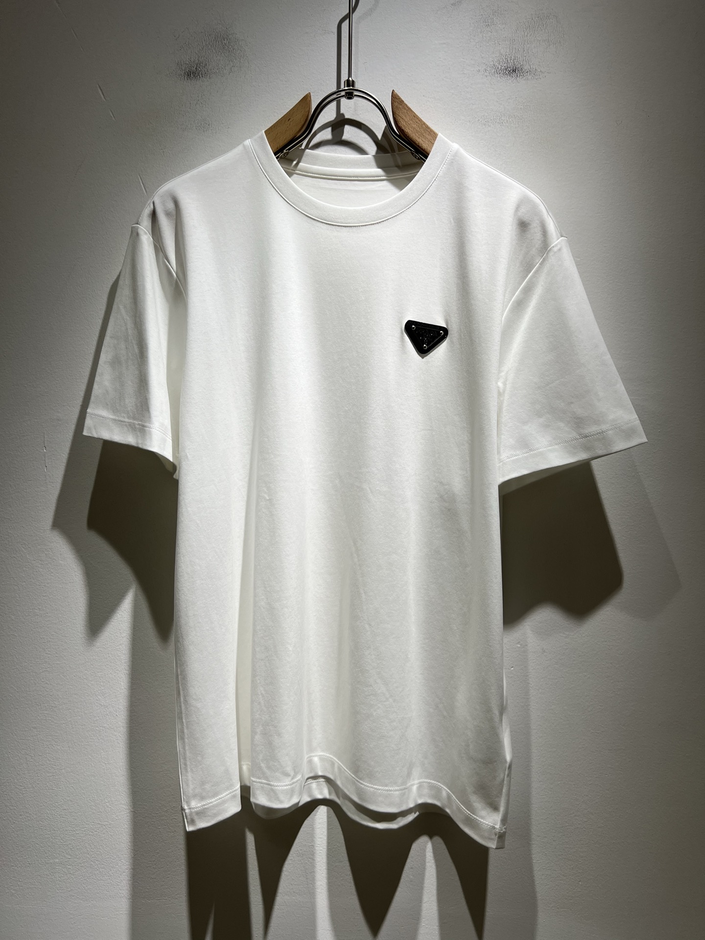 NO:467826,PRAD*A Pu*da 2025 spring and summer new short-sleeved T-shirt for men and women, the latest model is exclusively available on the entire network!  !  ~ It is classic and fashionable and versatile, who doesn’t like it? It will show the classic again. It is very pleasing to the eye and comes with a low luxury halo and recognition!  Pr*da's traditional brand concept and modern advanced technology are perfectly combined. Coupled with the extremely modern and simple design, the P-family exclusive logo pattern badge design!  Customized 100% imported pure cotton fabric!  The texture of this model is quite touching, the specifications and grades are known with tentacles. The degree of delicateness and breathability are top-notch!  Size M-4XL, prada, T-shirt,tees, t-shirt,alexander wang19860909PRAD*A普*达2025春夏新款男女同款短袖T恤,最新款全网独家首上！！~既经典有时尚百搭,谁不爱啊,将经典再次展现,非常的耐看,自带低奢光环与辨识度！Pr*da传统的品牌理念和现代化的先进技术进行了完美结合.加上极其现代摩登风范的简约设计,p家专属logo图案徽章设计！定制百分百进口纯棉面料！此款的质感相当感人 触手便知规格档次 细腻程度与透气效果堪称顶级！尺码M-4XL,,prada,T-shirt,tees，t-shirt,alexander wang,Men's clothing