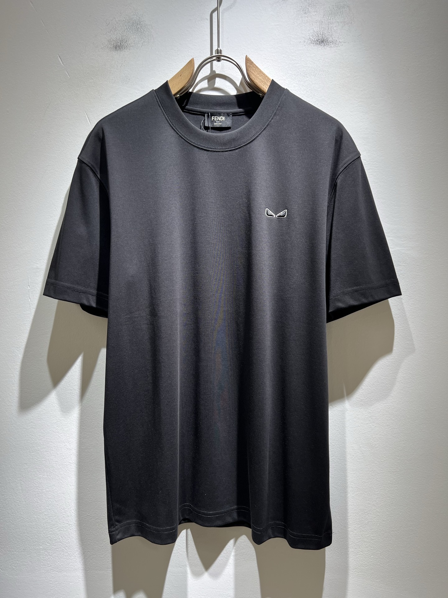 NO:470563,FEN*I FEN*Di's new spring and summer 2025 FD family FF men and women short-sleeved T-shirt, versatile and minimalist short-sleeved shirts for men and women. Original Italian orders, popular FD family items, simple and pure colors. The FD family's enduring iconic products, high-quality products with full representation and full specifications, and high-quality products that all FD fans are worth buying!  Pure Yidian channel orders, high-end and popular products from the FD family, very popular items at the moment, and iconic letter logo pattern glue-on modification!  High-end goods worth keeping and giving away to others!  It is trendy and beautiful, with a full sense of trendy atmosphere, and has a very high level and specifications. It uses a very classic black and white color combination, giving people a strong visual impact and has a very high recognition. It is top-quality exclusive pure cotton fabric, created with a soft, delicate and comfortable touch, and has a very high-end and classy appearance!  Perfectly interprets the charm of the brand and leaves a deep impression. It is more fashionable and charming. It has simple, elegant and fashionable upper body, and is even more stressful for outfits!  The inner wear alone is very delicious and beautiful scenery that cannot be ignored!  Size S-2XL, fendi,dior,T-shirt,tees,t-shirt,alexander wang19860909FEN*I 芬*迪2025春夏新款FD家族FF男女同款短袖T恤,男女同款百搭极简短袖.意大利原厂订单,FD家族人气单品,简约纯色系打造.FD家族经久不衰的标志性臻品,代表性十足,规格感十足的精品,所有FD粉丝都值得抢购的精品！纯正意代渠道订单,FD家族的高奢人气爆款产物,当下十分火爆的单品,标志性字母logo图案压胶修饰！值得自留和送人的高端货！新潮又好看,潮流气息感十足,档次规格感极高,并且采用十分经典的的黑白双色搭配,给人的视觉冲击感相当强烈,有着极高的辨识度,顶级专属纯棉面料,打造,触感柔软细腻舒适,品相相当高级有档次！完美诠释品牌魅力,给人留下深刻印象.更具时尚与韵味,上身简约大方时尚,对于穿搭更是毫无压力！单穿内搭都极有味道,不可忽视的靓丽风景线！ 尺码S-2XL,,fendi,dior,T-shirt,tees，t-shirt,alexander wang,Men's clothing