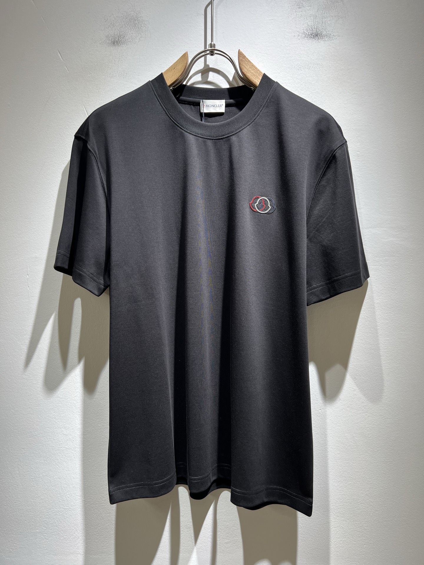 NO:467844,Moncler Mengjia 2025 Spring and Summer Latest Men and Women's Same Trade Order Short-sleeved T-shirt, Full Quality!  !  Internet celebrity style!  Use logo pattern to press glue design!  The upper body is comfortable and breathable, not stiff, and the overall three-dimensional feeling is rich. Quality export orders, customized exclusive pure cotton fabric tailoring to meet the simple needs of commuters for dressing. The upper body is very effective, it looks slim and not picky about the figure. The fabric workmanship... Improper, only good craftsmanship can make you feel good and tasteful, a must-have item for everyone!  Size S-2XL, T-shirt,tees,t-shirt,alexander wang19860909Moncler蒙家 2025春夏最新男女同款贸易订单短袖T恤,全品相！！网红款！采用logo图案压胶设计！上身舒适透气,不僵硬,整体有着丰富的立体感,品质出口订单,定制专属纯棉面料剪裁,满足通勤人们对于着装的简约需求,上身效果很好,显瘦,不挑剔身材.面料做工....无可挑剔,好工艺好面料才能穿出好品味一款,人手必备单品！尺码S-2XL,,T-shirt,tees，t-shirt,alexander wang,Men's clothing