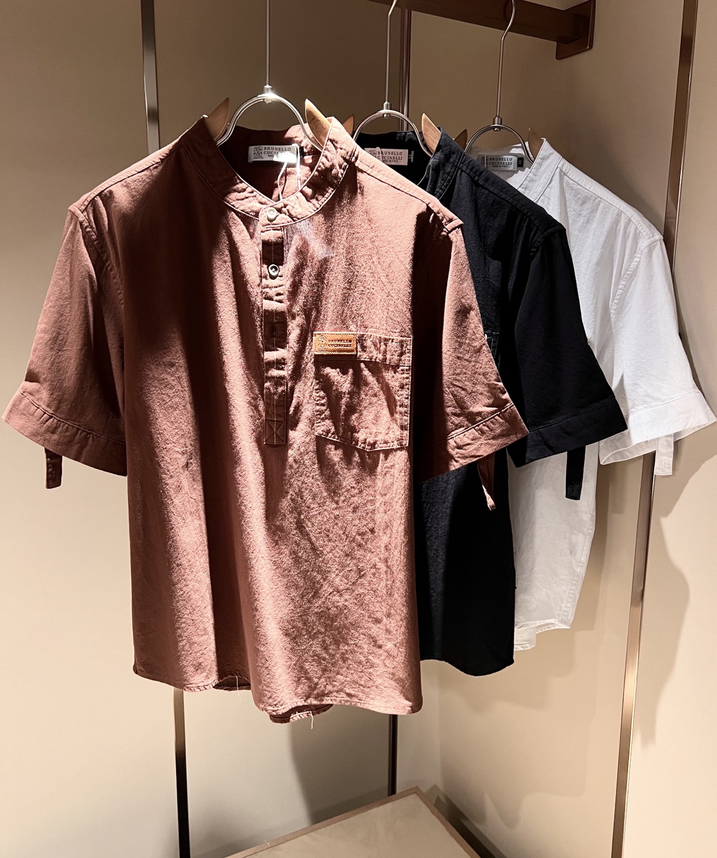 NO:467799,BC-Brunello Cucineli 2025 spring and summer new men's cotton and linen short-sleeved T-shirt, a fashionable and versatile item that many celebrities love to wear!  Leather logo pattern design on chest!  Friends who like classic and simple must not miss this one!  The calm and atmospheric brand style has always been favored by the upper class! It is also the best choice for fashionable items!  The upper body is so handsome, highly recommended!  !  !  In addition to its own brand added value, the biggest attraction of this shirt is that this shirt has a high cost-effectiveness in terms of color matching and material!  Customized original exclusive cotton and linen material design!  Environmentally friendly washing, customized fabric, pre-shrinkage treatment to ensure a crisp style, the fabric feels super soft and smooth and sweat-absorbing!  Good elasticity, no deformation in the washing water, comfortable and smooth feel, soft and comfortable upper body, classic fashionable design, simple and not complicated, very pleasing to the eye!  Code number M-4XL, brunello cucinelli, T-shirt, tees, t-shirt, alexander wang19860909BC-Brunello Cucineli 2025春夏新款男士棉麻短袖T恤,众多明星都爱穿的时尚百搭单品！胸前皮革logo图案设计！喜欢经典简约的朋友,一定不能错过了这款！沉稳大气的品牌风格一直以来备受上层人士的青睐!也是时尚单品的不二之选！ 上身帅到爆了,强烈推荐！！！这件衬衣最大的吸引力除了他本身的品牌附加值,更加肯定的是这款衬衣无论在颜色搭配还是材质上都有很高的性价比！ 定制原版专属棉麻材质设计！环保水洗,定制面料,预缩处理,确保版型的挺括,面料手感超柔顺滑又吸汗！弹性好,洗水不变形,手感舒适顺滑,上身柔和舒适,经典的时尚设计,精简不繁,很是耐看！码数M-4XL,,brunello cucinelli,T-shirt,tees，t-shirt,alexander wang,Men's clothing