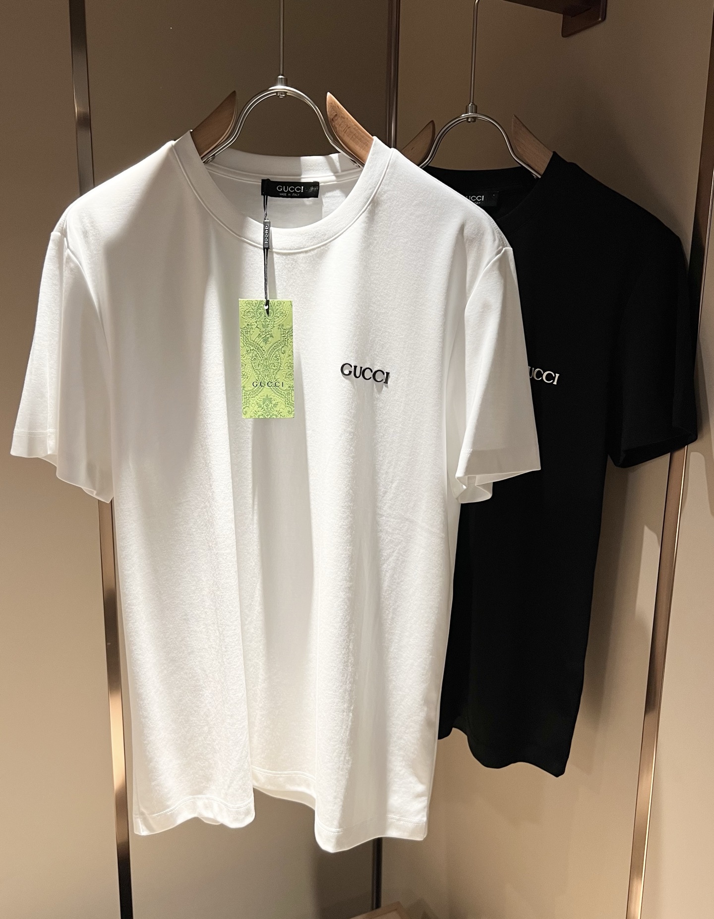 NO:467807,Gucc* Gujia 2025 spring and summer new style for men and women couples casual loose cotton round neck short-sleeved T-shirt!  Trading companies have sparse channels and are released on the official website at the same time!  The latest series of spring and summer 2025, classic fashion design elements, injecting full vitality into the new series. This T-shirt is carefully selected for imported cotton fabrics. The fabric feels skin-friendly and soft and delicate, and the body is panoramic logo pressing design!  It has an extremely comfortable and breathable wearing experience. The whole item is very eye-catching and fashionable, and is deeply loved by young people today!  The loose round neck cut is a neutral style regardless of age and gender, suitable for matching all the styles and looks you need in your daily life!  It is recommended to wear couple outfits to go out on the street to make it more pleasing to the eye!  Size M-3XL, gucci, gucci, T-shirt, tees, t-shirt, alexander wang19860909Gucc*古家 2025春夏新款男女同情侣款休闲宽松棉质圆领短袖T恤衫！贸易公司渠道稀出,同步官网发售 ！ 2025春夏最新系列,经典时尚设计元素,为全新系列注入满满活力,这款T恤衫用心甄选客供进口棉面料制成,面料手感亲肤柔软细腻,衣身全景logo压胶设计！拥有着无比舒适透气性的穿着体验,整件单品极具吸睛度与时尚感,深受当下年轻人的喜爱！基础宽松的圆领版型裁剪,不分年龄与性别的中性款式,适合搭配你日常所需的所有风格与造型！建议搭配情侣装出街会更为养眼出色！尺码M-3XL,,gucci,gucci,T-shirt,tees，t-shirt,alexander wang,Men's clothing