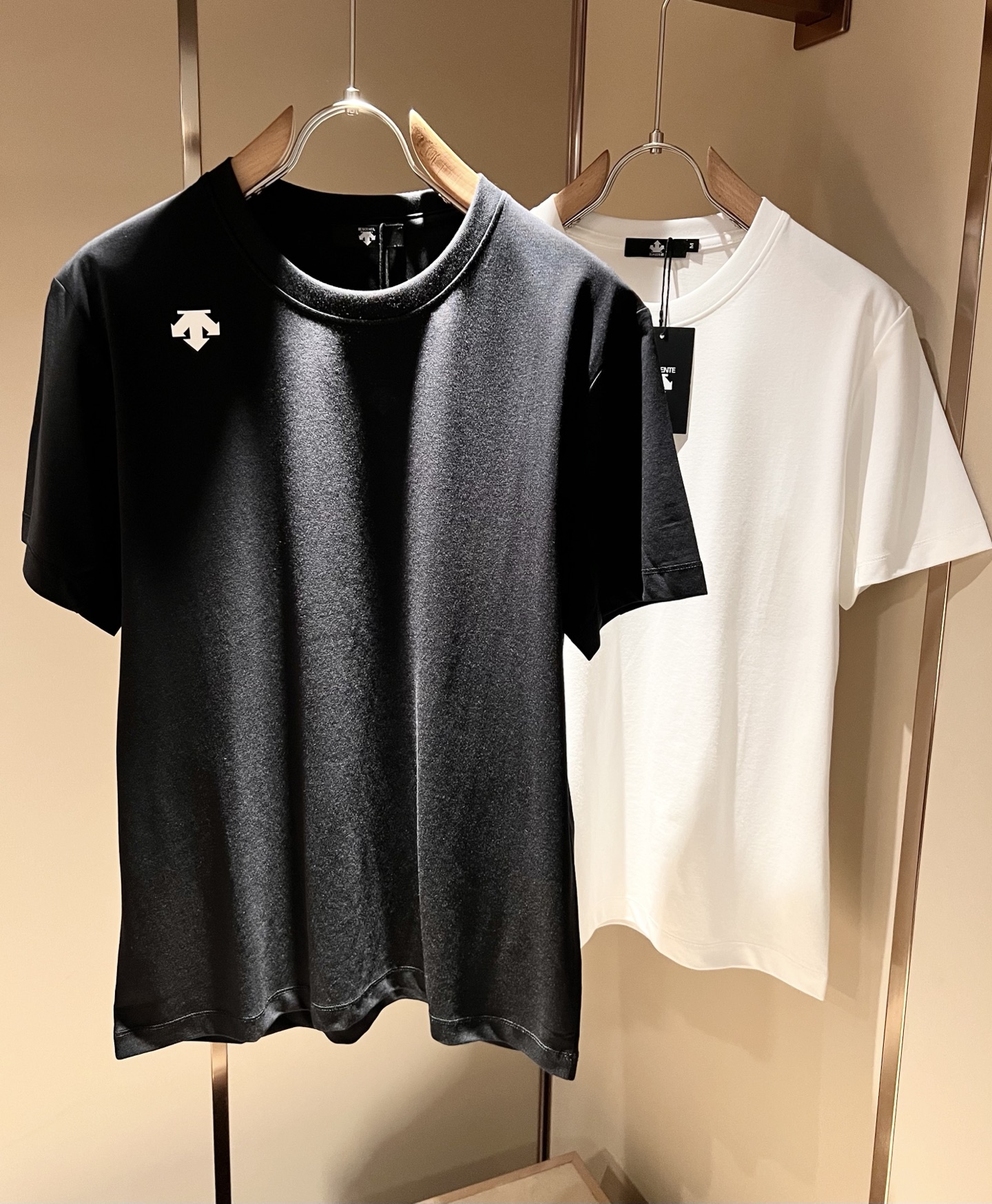 NO:467757,DESCENTE, a new short-sleeved T-shirt in 2025 spring and summer, a professional sports brand since 1935. For more than 80 years, it has always adhered to the 'Design That Moves' with the spirit of design-driven sports, integrating innovative technology with design aesthetics, and creating high-quality sports equipment in multiple professional fields such as skiing, golf, and triathlon!  The latest design elements of the brand!  Neither monotonous nor complicated, it shows taste just right!  Customer-supplied top-level logo stamping design!  Comfortable, sweat-absorbing and breathable, the unique high-end fabric presents a simple and elegant temperament!  Full three-dimensional! Standard cutting design!  Every detail is a synchronized with high-end fashion. Size: M-3XL, T-shirt, tees, t-shirt, alexander wang19860909迪桑特DESCENTE,2025春夏新款短袖T恤,自1935年荣耀至今的专业运动品牌.80余年来,始终坚持“Design That Moves” 以设计驱动运动的精神,将创新科技与设计美学相融合,在滑雪、高尔夫、铁人三项等多个专业领域,打造高品质的运动装备！品牌最新设计元素！既不单调也不复杂,恰到好处的展现品味！客供顶级logo压胶印花设计！舒适吸汗透气根本不在话下,面料独具的高奢感呈现简约优雅气质！饱满立体!标准裁剪设计！每一处细节都是与高端时尚同步的体现.尺码:M-3XL,,T-shirt,tees，t-shirt,alexander wang,Men's clothing