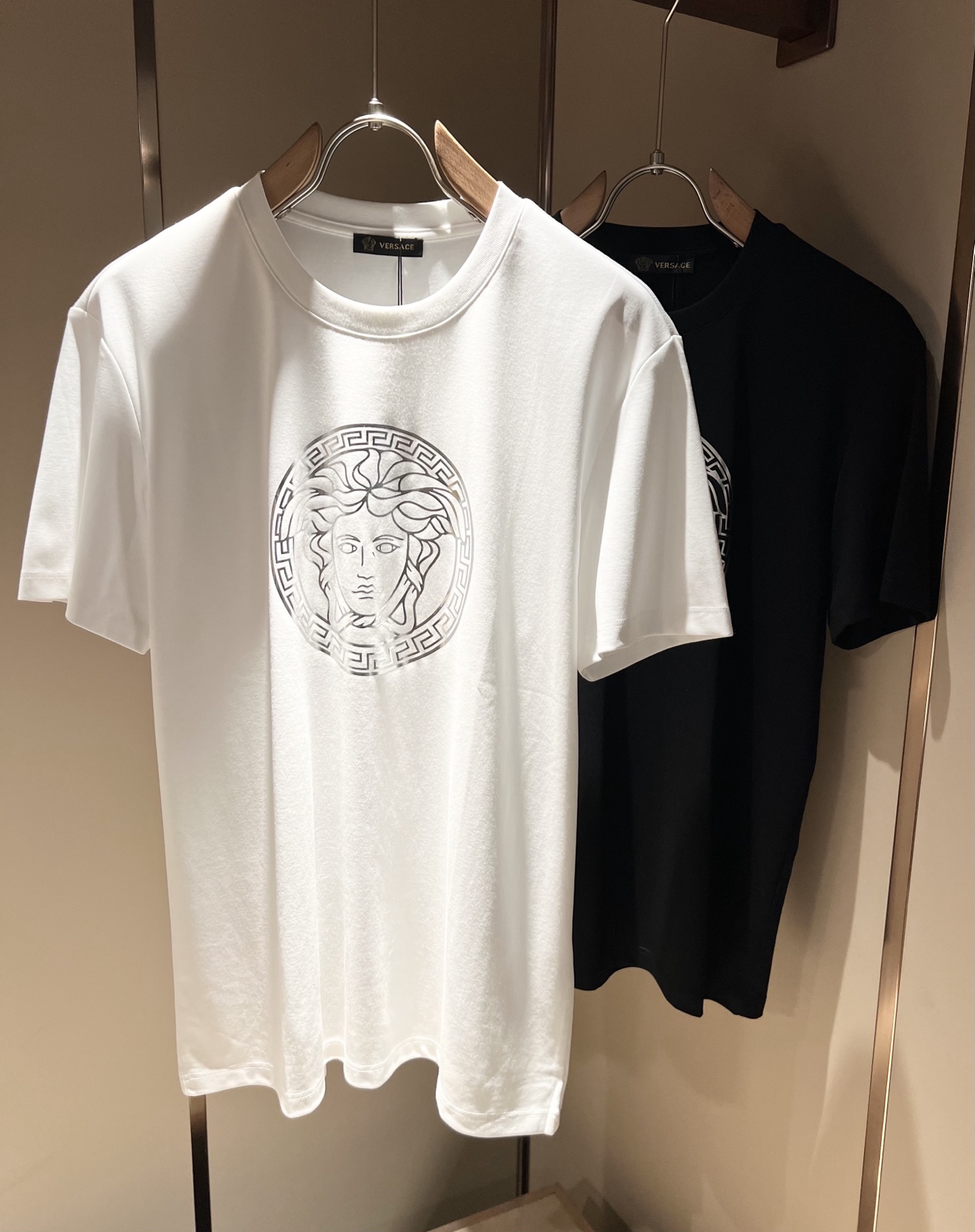 NO:467785,Versa*e Fan*zhe's new spring and summer 2025 men and women's short-sleeved T-shirt for couples, trendy light luxury new products are available, original single replica product, high-end quality, highest version of the market, Milan fashion designer model, sneak peek, exclusive in stock; original mercerized cotton fabric is available for customers!  Customized Medusa logo pattern glue-pressing design, the upper body effect is excellent, and the comfortable and close body shows the temperament!  Code number M-3XL, versace, T-shirt,tees, t-shirt,alexander wang19860909Versa*e 范*哲2025春夏新款男女同款情侣短袖T恤,潮流轻奢新品登场 原单复刻产物 高端品质 市场最高版本 米兰时装设计师款 先睹为快,独家现货发售；客供原版丝光棉面料！定制美杜莎logo图案压胶设计,上身效果超赞,舒适贴身彰显气质！码数M-3XL,,versace,T-shirt,tees，t-shirt,alexander wang,Men's clothing