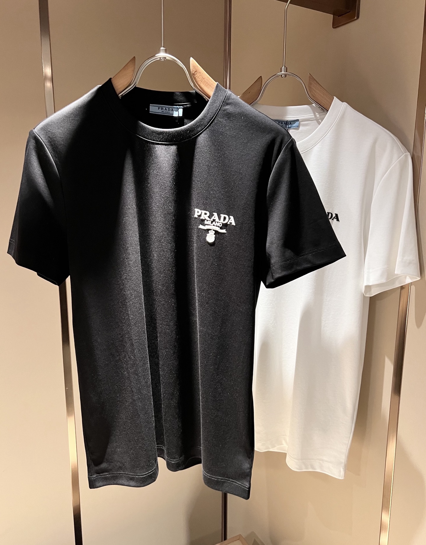 NO:467768,PRAD*A Pu*da 2025 spring and summer new short-sleeved T-shirt for men and women, the latest model is exclusively available on the entire network!  !  ~ It is classic and fashionable and versatile, who doesn’t like it? It will show the classic again. It is very pleasing to the eye and comes with a low luxury halo and recognition!  Pr*da's traditional brand concept and modern advanced technology are perfectly combined. Coupled with the extremely modern and simple design, P's exclusive logo pattern glue pressing design!  Customized 100% imported pure cotton fabric!  The texture of this model is quite touching, the specifications and grades are known with tentacles. The degree of delicateness and breathability are top-notch!  Size M-3XL, prada, T-shirt,tees, t-shirt,alexander wang19860909PRAD*A普*达2025春夏新款男女同款短袖T恤,最新款全网独家首上！！~既经典有时尚百搭,谁不爱啊,将经典再次展现,非常的耐看,自带低奢光环与辨识度！Pr*da传统的品牌理念和现代化的先进技术进行了完美结合.加上极其现代摩登风范的简约设计,p家专属logo图案压胶设计！定制百分百进口纯棉面料！此款的质感相当感人 触手便知规格档次 细腻程度与透气效果堪称顶级！尺码M-3XL,,prada,T-shirt,tees，t-shirt,alexander wang,Men's clothing