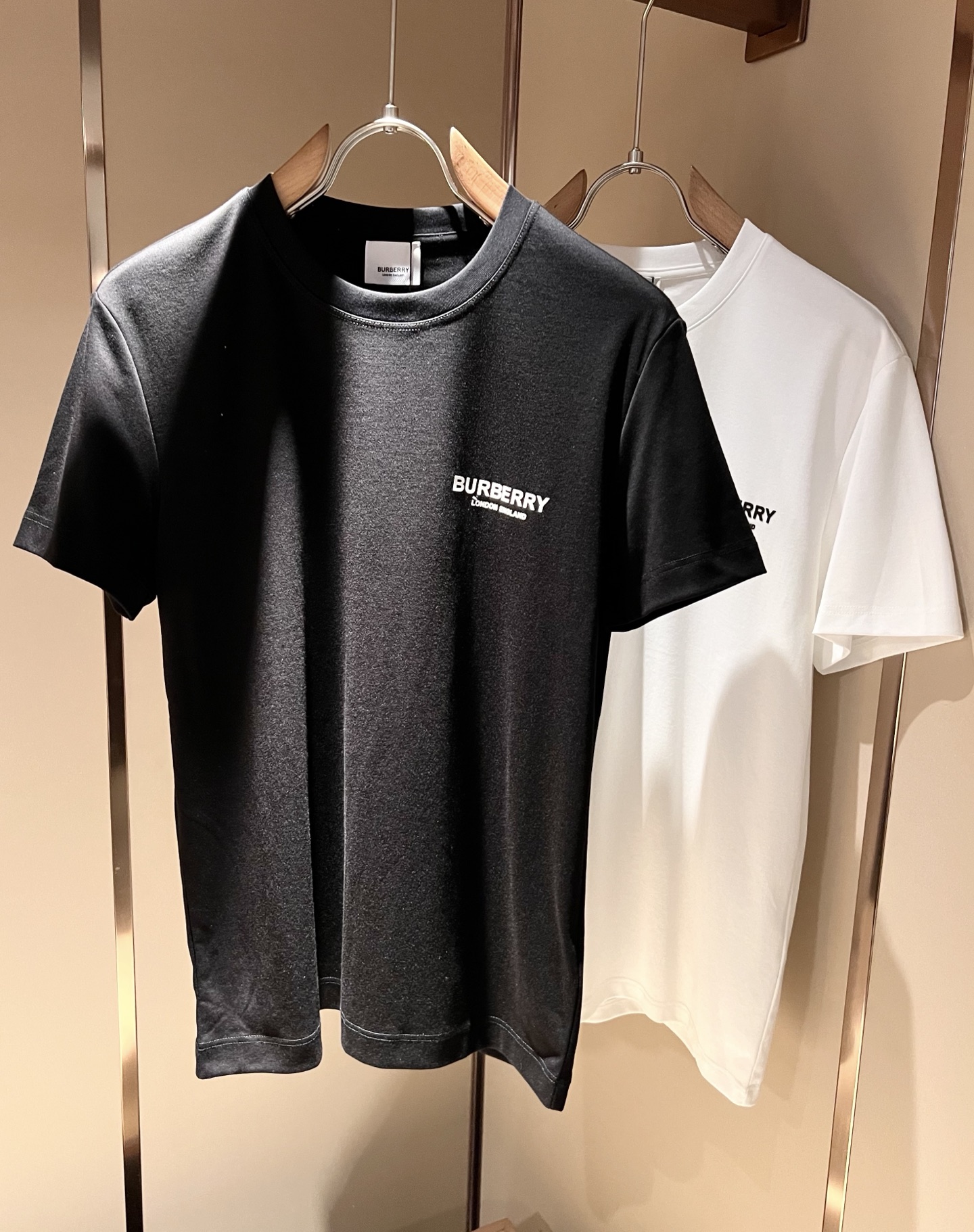 NO:470488,BURBER*Y Ba*li's new spring and summer 2025 short-sleeved T-shirt for men and women, is coming, and is made of a popular environmentally friendly pure cotton fabric recently. It is a high-end outdoor sports and leisure series, which is very popular in sports!  BUR's latest special material, logo pattern glue pressing design!  Fabric is also called memory cloth, which refers to fabrics with morphological memory functions. It instantly kills all versions on the market. It can only be said that it is not a level of existence at all. Whether it is material, detail restoration and craftsmanship, you are not afraid of any challenges. Just to contribute wonderful products to everyone. As always, it is consistent. A style that implements the core concept of BUR will be closely tied to fashion, always maintaining perfection, a simple but not simple design style perfectly meets the outfit you need in daily life. Size: M-3XL, burberry, T-shirt, tees, t-shirt, alexander wang19860909BURBER*Y巴*莉2025春夏新品男女同款短袖T恤,重磅来袭,最近比较火热的环保纯棉面料制作而成,高端户外运动休闲系列,非常火热运动风潮！BUR最新研发的特殊材质,标志logo图案压胶设计！面料也叫记忆布,是指具有形态记忆功能的面料,秒杀市面上一切版本,只能说根本就不是一个级别的存在,不管是材质还是细节还原度以及工艺制作方面,不惧任何挑战,只为给大家奉献绝妙产物一如既往,始终如一,贯彻了BUR核心理念的一个款式将与时尚紧紧的捆绑在一起,时刻保持完美,简约而不简单的的设计风格,完美的满足了你日常所需要的穿搭.尺码:M-3XL,,burberry,T-shirt,tees，t-shirt,alexander wang,Men's clothing