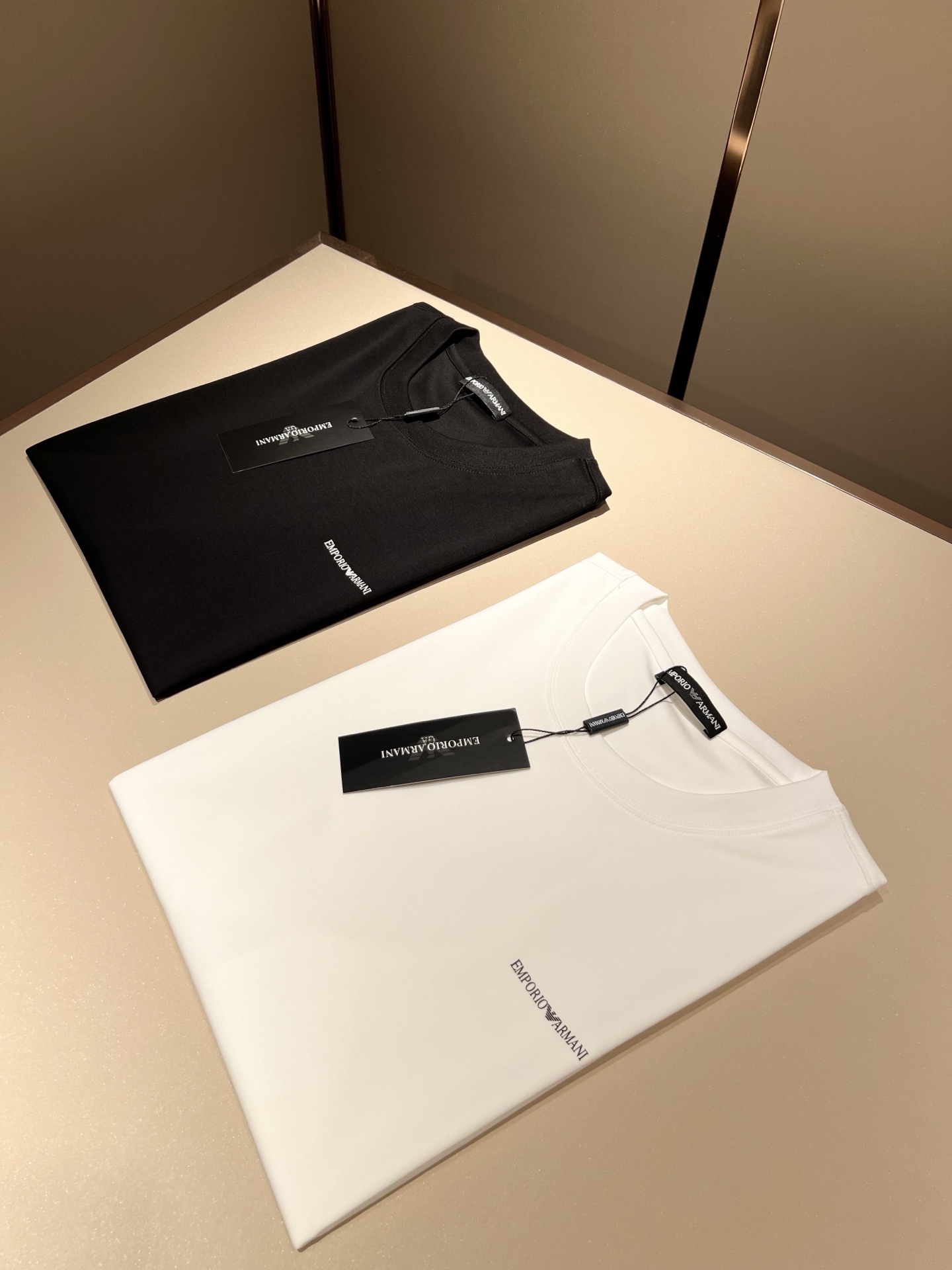 NO:471992,Arman A*ni's new spring and summer 2025 men and women's same casual short-sleeved T-shirt, original single OEM order, logo print design!  The simple design is exquisite and elegant, amazing!  Customized original exclusive pure cotton fabric, soft and delicate feel, super comfortable on the upper body, and ultimately enjoy wearing!  Inheriting the classic styles of the past, the upper body effect comes naturally, and simple outfits do not require too many accessories. It can easily create a fashionable feeling, and the return rate will also increase. Get it at a speed!  Size S-2XL, Armani, T-shirt,tees, t-shirt,alexander wang19860909Arman阿*尼2025春夏新款男女同款休闲短袖T恤,原单代工厂订单,标志logo印花设计！简洁的设计精致优雅,令人叹服！定制原版专属纯棉面料,手感柔软细腻,上身超级舒适,极致的穿着享受！继承着以往的经典版型,上身效果自然而来的出彩,简单穿搭无需过多的饰物,轻松搭出时尚感,回头率也会随之提升.速度入手吧！尺码S-2XL,,armani,T-shirt,tees，t-shirt,alexander wang,Men's clothing