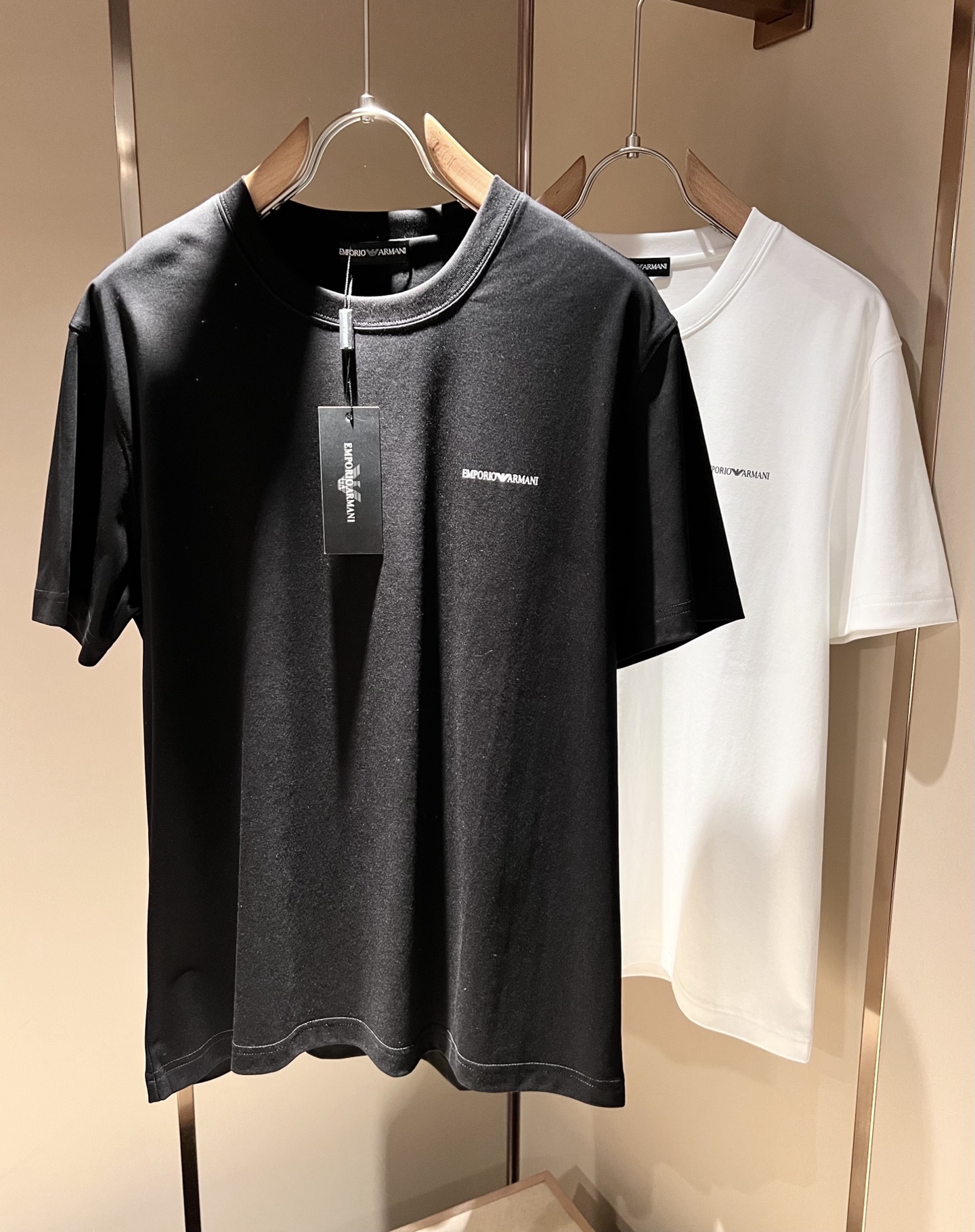 NO:470502,Arman A*ni's new spring and summer 2025 men and women's same casual short-sleeved T-shirt, original single OEM order, logo print design!  The simple design is exquisite and elegant, amazing!  Customized original exclusive pure cotton fabric, soft and delicate feel, super comfortable on the upper body, and ultimately enjoy wearing!  Inheriting the classic styles of the past, the upper body effect comes naturally, and simple outfits do not require too many accessories. It can easily create a fashionable feeling, and the return rate will also increase. Get it at a speed!  Size S-2XL, Armani, T-shirt,tees, t-shirt,alexander wang19860909Arman阿*尼2025春夏新款男女同款休闲短袖T恤,原单代工厂订单,标志logo印花设计！简洁的设计精致优雅,令人叹服！定制原版专属纯棉面料,手感柔软细腻,上身超级舒适,极致的穿着享受！继承着以往的经典版型,上身效果自然而来的出彩,简单穿搭无需过多的饰物,轻松搭出时尚感,回头率也会随之提升.速度入手吧！尺码S-2XL,,armani,T-shirt,tees，t-shirt,alexander wang,Men's clothing