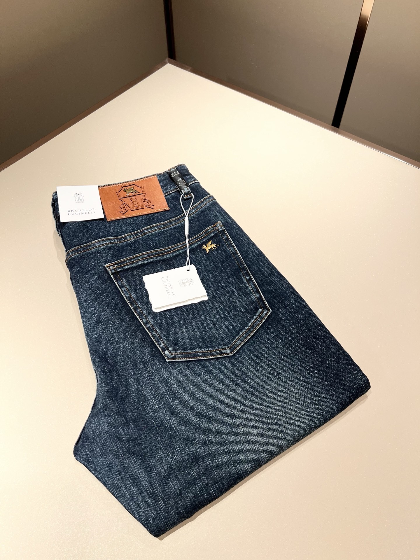 NO:467751,BC-Brunello Cucineli 2025 spring and summer new men's fashion high-end casual jeans, Hong Kong foreign business channel goods, original Japanese production, pure blood quality, perfectly continues the essence and genes of LOE*'s home. From the main fabric to the detailed craftsmanship, all show the ingenuity of quality, use multiple brand elements to interpret, and choose the precious cowhide material to build a logo waist brand design!  Identity manifestation that belongs to the soul!  Customer-supplied high-end imported pure cotton fabrics, very high-end and fashionable detailed craftsmanship, red ear cloth is completed by a specific antique loom. This element represents the identity and rank of jeans, which is very worthy of careful appreciation!  In terms of matching, it is invincible and explains the versatility in place, with ingenious details and exquisite accessories. The auxiliary materials are all provided by foreign merchants. They are tailored and slim, and the upper body is lifted with an excellent effect. They are a styling item that is hard to come by!  Size 29-40, brunello cucinelli,loewe,jeans,cowhide,alexander wang19860909BC-Brunello Cucineli 2025春夏新品男士时装款高端休闲牛仔裤,香港洋行渠道货,日本原厂出品,纯血统品质,完美延续了LOE*家的精髓与基因,从主体面料到细节工艺,无不彰显出品质的匠心所在,运用多个品牌元素标识来诠释,选取矜贵的牛皮材质构建logo腰牌设计！属于灵魂式的身份彰显！客供高级进口的纯棉面料,非常高级且时髦的细节工艺,赤耳布是由特定古董织布机完成,此元素代表着牛仔裤的身份及段位,非常值得细品悦人！在搭配上所向无敌,把百搭阐释到位,细节匠心考究,辅料皆为外商客供,剪裁合体修身,上身提臀效果绝佳,可遇而不可求的造型单品！尺码29-40,,brunello cucinelli,loewe,jeans,cowhide,alexander wang,Men's clothing