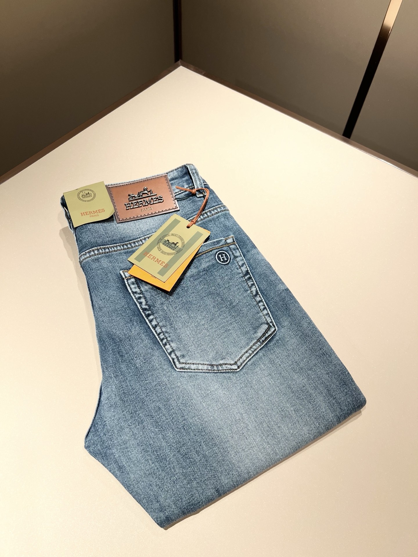 NO:467738,HERM*S AES 2025 Spring and Summer Men's High-end Tanning Washed Small Straight Jeans Overseas Trading Company Channel Order!  Men's slim straight jeans!  Shanghai Henglong store is on sale!  It is high-end, simple, and has exquisite craftsmanship and materials. It is very rigorous and demanding in pursuit of quality. It uses every detail to prove its brand image!  The typical essence of H's home, with a very representative logo design!  The brand image of H's home is perfectly explained, and the signature leather brand is also quite amazing. It has built a brand LOGO, and the fabric has been perfectly transformed and sublimated. It has a heavy environmentally friendly plant enzyme washing process. The texture has a unique retro style and is quite outstanding. It is recognized as a universal and versatile color number and can withstand the test of any season.  Well-tailed, clean, refreshing and neat!  Size 29-40, hermes, jeans, alexander wang19860909HERM*S爱*仕 2025春夏男士高端丹宁水洗小直筒牛仔裤 海外贸易公司渠道订单 ！男士修身直筒牛仔裤！上海恒隆店在售！高级、简约,工艺和用料方面都颇为考究,对于品质的追求非常严谨和苛刻,用每一个细节来力证自身品牌形象！H家的典型精髓,极具代表性标志logo腰牌设计！将H家的品牌形象完美阐释出来,招牌式的皮牌亦颇为惊艳,构建出品牌LOGO,面料得到完美蜕变和升华,重磅环保植物酵素水洗工艺,肌理有着独特的复古风格,相当出彩,公认的万能百搭色号,经得住任何季节的考验配色！剪裁精良,干净清爽且利落！尺码29-40,,hermes,jeans,alexander wang,Men's clothing