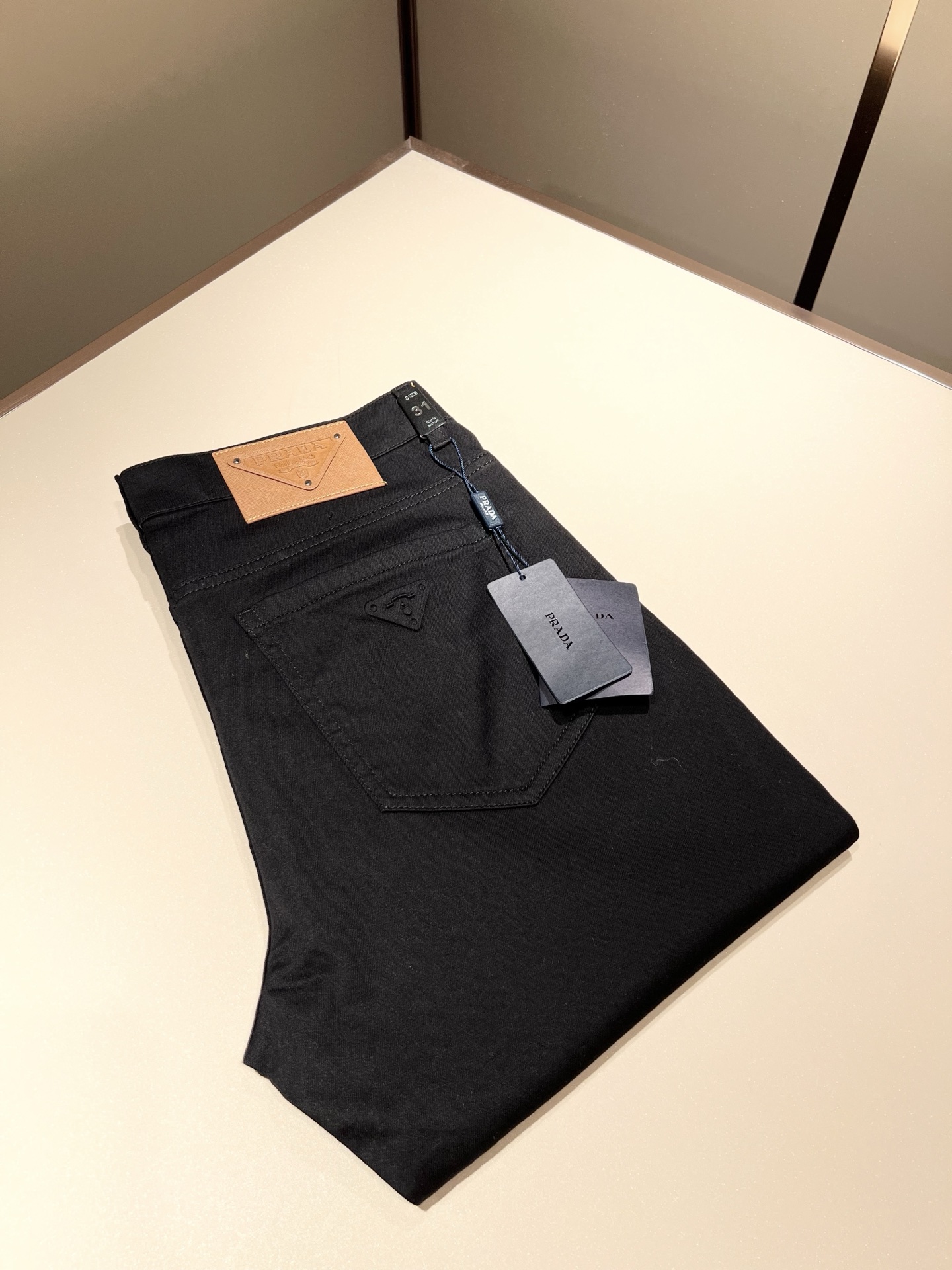 NO:467744,PRA*DA Prada 2025 Spring and Summer New Products are on sale!  Denim is high-end, versatile and pragmatic, and not sensational!  Limited editions in Hong Kong, Macao and Taiwan!  !  Three-dimensional cut cotton material!  The Taiwan foreign trade company undertakes the exquisite and delicate materials, which seem to be Prada's patented high-quality custom-made original logo embroidery design!  Not only in the material, color and style, the life philosophy behind the design just fits the dual mentality of modern people's pursuit of personal practicality and fashion aesthetics, and achieves a perfect balance between function and aesthetics. It is not only the display of fashion trends, but also the ultimate of modern aesthetics. P's vision does not limit the indispensable components of the core value of fashion brands, another alternative to mature styles and sizes 29-40, prada, prada, alexander wang19860909PRA*DA 普拉达 2025春夏新品发售！牛仔高级百搭实用主义不哗众取宠！港澳台地区限定款！！立体裁剪纯棉材质！台湾外贸公司承接、材质精致细腻似乎是普拉达专利品质上乘 定制原版logo刺绣设计！不仅在材料、颜色与款式工夫,设计背后的生活哲学正巧契合现代人追求切身实用与流行美观的双重心态,在机能与美学之间取得完美平衡,不但是时尚潮流的展现,更是现代美学的极致.P的视野并没有局限时尚品牌核心价值中不可或缺的组成部分、的另一种选择替代风格成熟、尺码29-40,,prada,prada,alexander wang,Men's clothing