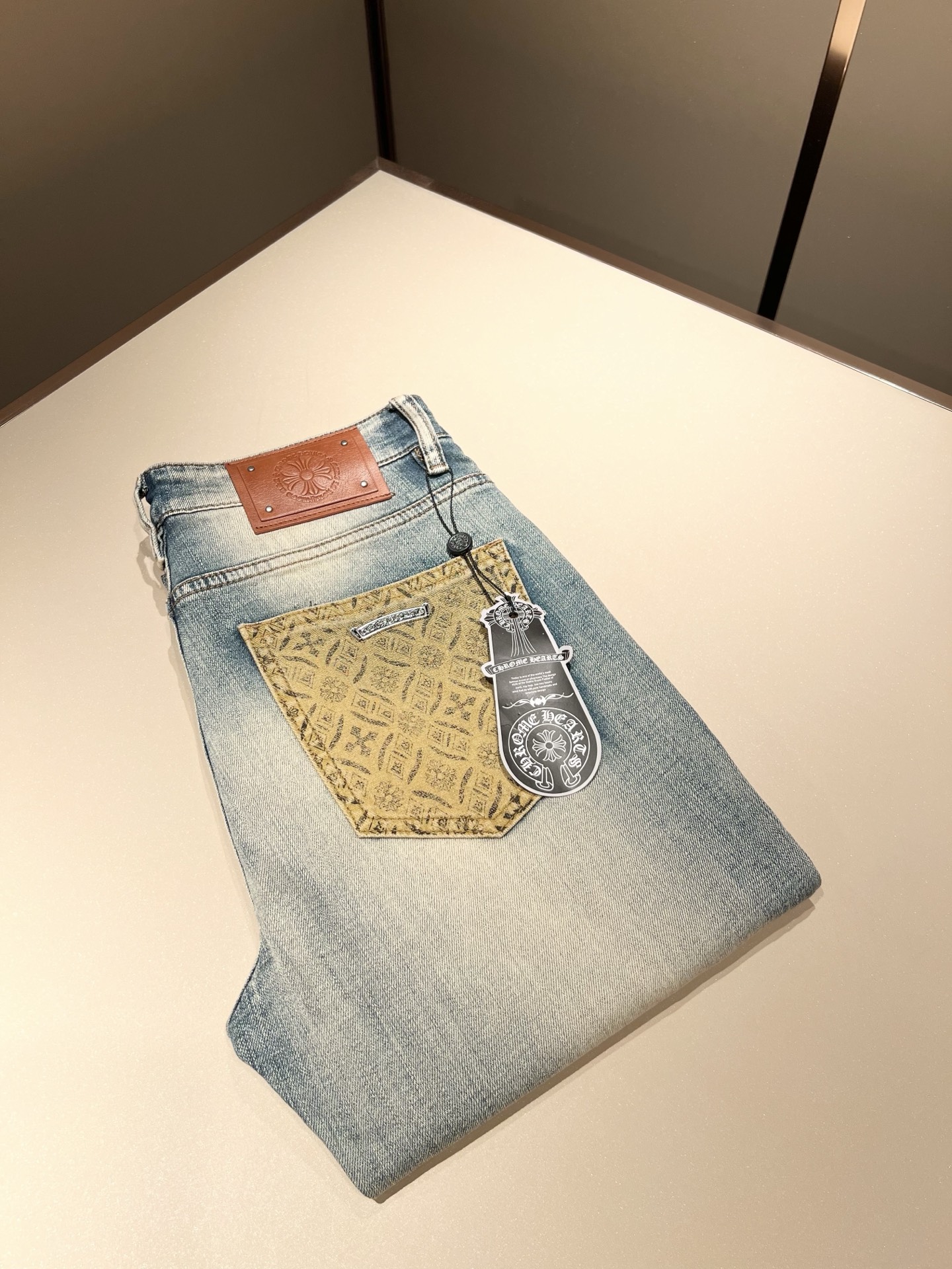 NO:467729,Chrome hear*s Ke*xin 2025 spring and summer new style jeans!  Classic silver jewelry accessories series!  The same style of men and women, a casual pants that you recognize from the bottom of your heart, and over time, it makes you more rare. The trendy high street king is the trendy brand Chrome hear*s Ke*xin. To be honest, wearing Croxin is very fashionable. If you match denim together, it will be fashionable and there is nothing to say about the streets. Made of custom-made original cotton material, the fabric feels great. This kind of comfort feels really not picky on the body. The casual and chic taste is particularly good, which enhances the sense of fashion and appearance. And such pants are particularly easy to match with various types of shoes. Where is the recognition? Leather logo matching design!  Customized by heavy industry!  Strong, not easy to wear, and the details are very well-equipped. Size 29-40, Chrome hearts, Chrome hearts, jeans, alexander wang19860909Chrome hear*s克*心 2025春夏新款牛仔裤！经典银饰辅料系列！男女同款一款让你从心底认可的休闲裤,并且经过时间的推移而让你更加珍稀,潮流的高街之王,那就是潮牌chrome hear*s克*心,穿克罗心的实话讲很潮了,如果连牛仔也一起搭配,那就是潮爆了,潮爆街头没话说.定制原版纯棉材质制成,面料手感一绝,这种舒适感穿在身上,上身真心不挑人,休闲潇洒的味道特别足,提升时尚感和颜值,并且这样的裤型特别好搭配各种类型的鞋子.辨识度就在哪里,皮革logo搭配设计！重工定制！韧性足,不易磨损,细节工艺非常到位.尺码29-40,,chrome hearts,chrome hearts,jeans,alexander wang,Men's clothing