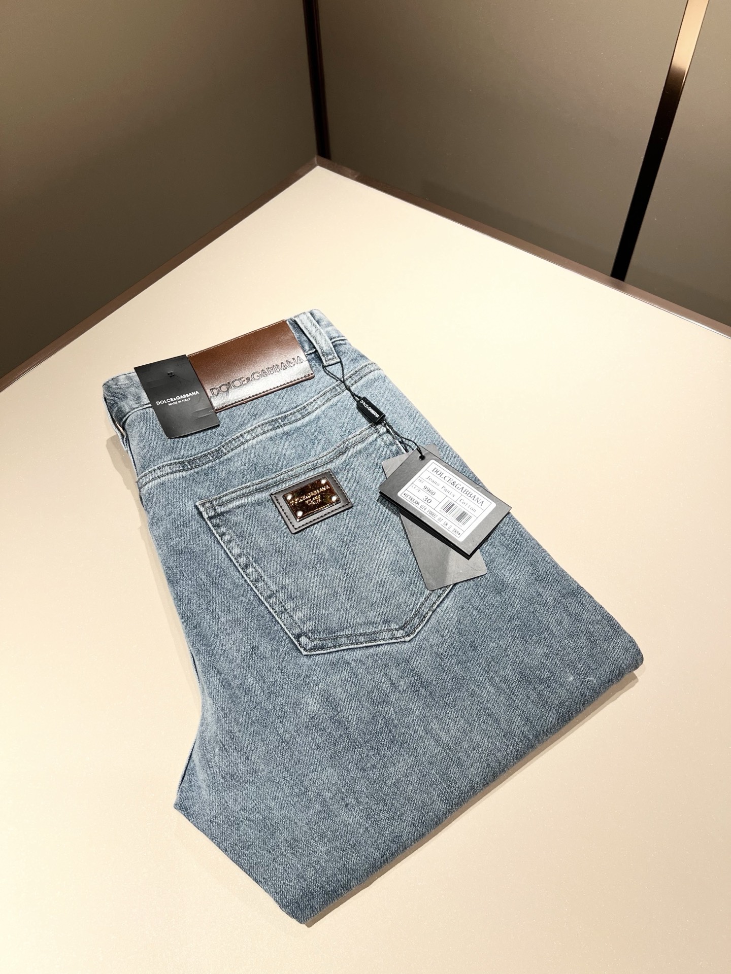 NO:467724,Dolce & Dolce*na 2025 spring and summer new jeans, wash and naturally not easy to deform and decolorize, three-dimensional tailoring perfectly shaped fabric, comfortable and soft, and casually matched, comfortable means its interpretation of fashion and leisure. DG's consistent style reflects the brand's pursuit of quality, with a bit of hedonist flavor, pays great attention to details, likes everything that is not formulaic, pursues freedom, Dolce & GABB*NA's style is very unique. At the beginning of the business, it insists on making plates and designing logo logo waist brand design!  For the fashion industry that paid attention to the show at that time, it was quite unique. Size 29-40, Dolce & Gabbana, Dolce & Gabbana, jeans, alexander wang19860909Dolce & 杜嘉*纳 2025春夏新品牛仔裤,水洗处理自然不易变形脱色、立体剪裁完美塑形面料质舒适柔软随意搭配、舒适代表它对时尚休闲的诠释是DG一贯作风细节处体现这个品牌对品质的追求,带点享乐主义者的味道,非常注重细节,喜欢一切非公式化的东西,追求自由杜嘉班纳 (DOLCE&GABB*NA) 的作风非常独特,创业之初坚持自己制版、设计标识logo腰牌设计！对于当时讲究排场的时装界,是相当独树一格的.尺码29-40,,Dolce&Gabbana,Dolce&Gabbana,jeans,alexander wang,Men's clothing