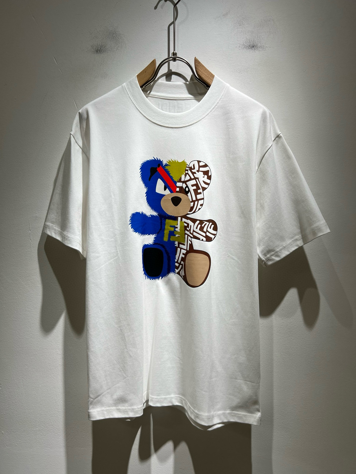 NO:467865,FEN*I FEN*Di's new spring and summer 2025 FD family FF men and women T-shirts, versatile and minimalist short sleeves. Original Italian orders, popular FD family items, simple and pure colors. The FD family's enduring iconic products, high-quality products with full representation and full specifications, and high-quality products that all FD fans are worth buying!  Pure Yidian channel orders, high-end and popular products from the FD family, very popular items at the moment, and iconic letter logo pattern glue-on modification!  High-end goods worth keeping and giving away to others!  It is trendy and beautiful, with a full sense of trendy atmosphere, and has a very high level and specifications. It uses a very classic black and white color combination, giving people a strong visual impact and has a very high recognition. It is top-quality exclusive pure cotton fabric, created with a soft, delicate and comfortable touch, and has a very high-end and classy appearance!  Perfectly interprets the charm of the brand and leaves a deep impression. It is more fashionable and charming. It has simple, elegant and fashionable upper body, and is even more stressful for outfits!  The inner wear alone is very delicious and beautiful scenery that cannot be ignored!  Size M-4XL, fendi,dior,T-shirt,tees,t-shirt,alexander wang19860909FEN*I 芬*迪2025春夏新款FD家族FF男女同款T恤,男女同款百搭极简短袖.意大利原厂订单,FD家族人气单品,简约纯色系打造.FD家族经久不衰的标志性臻品,代表性十足,规格感十足的精品,所有FD粉丝都值得抢购的精品！纯正意代渠道订单,FD家族的高奢人气爆款产物,当下十分火爆的单品,标志性字母logo图案压胶修饰！值得自留和送人的高端货！新潮又好看,潮流气息感十足,档次规格感极高,并且采用十分经典的的黑白双色搭配,给人的视觉冲击感相当强烈,有着极高的辨识度,顶级专属纯棉面料,打造,触感柔软细腻舒适,品相相当高级有档次！完美诠释品牌魅力,给人留下深刻印象.更具时尚与韵味,上身简约大方时尚,对于穿搭更是毫无压力！单穿内搭都极有味道,不可忽视的靓丽风景线！ 尺码M-4XL,,fendi,dior,T-shirt,tees，t-shirt,alexander wang,Men's clothing