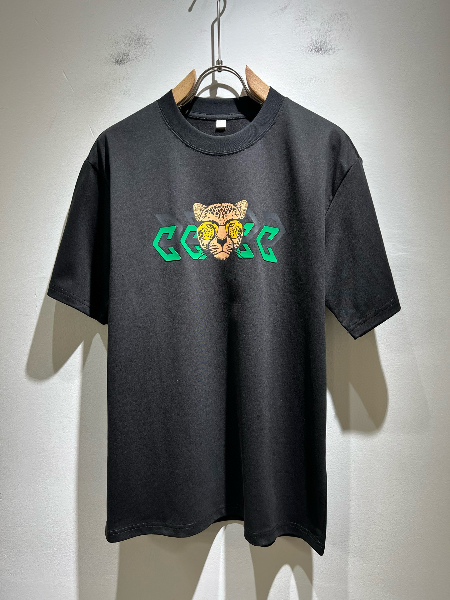 NO:471987,Gucc* Gujia 2025 spring and summer new style for men and women couples casual loose cotton round neck short-sleeved T-shirt!  Trading companies have sparse channels and are released on the official website at the same time!  The latest series of spring and summer 2025, classic fashion design elements, injecting full vitality into the new series. This T-shirt is carefully selected for imported cotton fabrics. The fabric feels skin-friendly and soft and delicate, and the body is panoramic logo pressing design!  It has an extremely comfortable and breathable wearing experience. The whole item is very eye-catching and fashionable, and is deeply loved by young people today!  The loose round neck cut is a neutral style regardless of age and gender, suitable for matching all the styles and looks you need in your daily life!  It is recommended to wear couple outfits to go out on the street to make it more pleasing to the eye!  Size M-4XL, gucci, gucci, T-shirt, tees, t-shirt, alexander wang19860909Gucc*古家 2025春夏新款男女同情侣款休闲宽松棉质圆领短袖T恤衫！贸易公司渠道稀出,同步官网发售 ！ 2025春夏最新系列,经典时尚设计元素,为全新系列注入满满活力,这款T恤衫用心甄选客供进口棉面料制成,面料手感亲肤柔软细腻,衣身全景logo压胶设计！拥有着无比舒适透气性的穿着体验,整件单品极具吸睛度与时尚感,深受当下年轻人的喜爱！基础宽松的圆领版型裁剪,不分年龄与性别的中性款式,适合搭配你日常所需的所有风格与造型！建议搭配情侣装出街会更为养眼出色！尺码M-4XL,,gucci,gucci,T-shirt,tees，t-shirt,alexander wang,Men's clothing