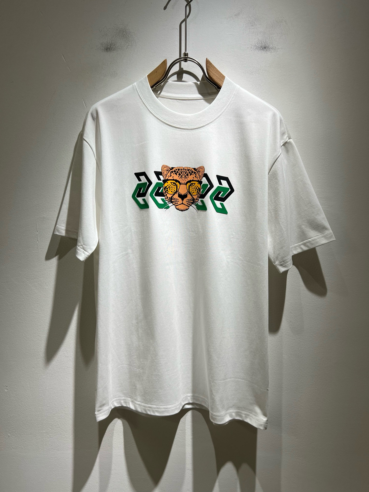 NO:470514,Gucc* Gujia 2025 spring and summer new style for men and women couples casual loose cotton round neck short-sleeved T-shirt!  Trading companies have sparse channels and are released on the official website at the same time!  The latest series of spring and summer 2025, classic fashion design elements, injecting full vitality into the new series. This T-shirt is carefully selected for imported cotton fabrics. The fabric feels skin-friendly and soft and delicate, and the body is panoramic logo pressing design!  It has an extremely comfortable and breathable wearing experience. The whole item is very eye-catching and fashionable, and is deeply loved by young people today!  The loose round neck cut is a neutral style regardless of age and gender, suitable for matching all the styles and looks you need in your daily life!  It is recommended to wear couple outfits to go out on the street to make it more pleasing to the eye!  Size M-4XL, gucci, gucci, T-shirt, tees, t-shirt, alexander wang19860909Gucc*古家 2025春夏新款男女同情侣款休闲宽松棉质圆领短袖T恤衫！贸易公司渠道稀出,同步官网发售 ！ 2025春夏最新系列,经典时尚设计元素,为全新系列注入满满活力,这款T恤衫用心甄选客供进口棉面料制成,面料手感亲肤柔软细腻,衣身全景logo压胶设计！拥有着无比舒适透气性的穿着体验,整件单品极具吸睛度与时尚感,深受当下年轻人的喜爱！基础宽松的圆领版型裁剪,不分年龄与性别的中性款式,适合搭配你日常所需的所有风格与造型！建议搭配情侣装出街会更为养眼出色！尺码M-4XL,,gucci,gucci,T-shirt,tees，t-shirt,alexander wang,Men's clothing