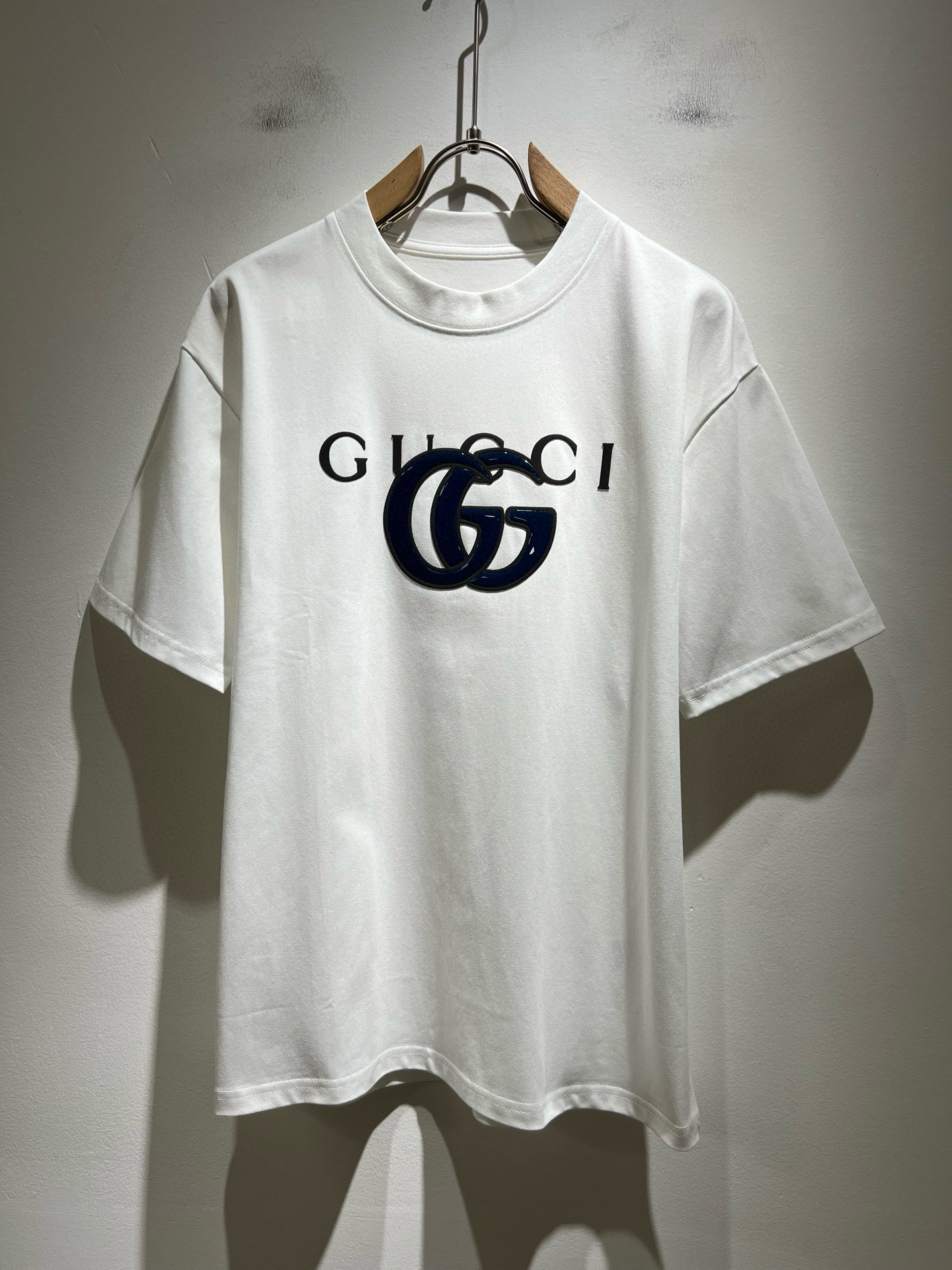 NO:470527,Gucc* Gujia 2025 spring and summer new style for men and women couples casual loose cotton round neck short-sleeved T-shirt!  Trading companies have sparse channels and are released on the official website at the same time!  The latest series of spring and summer 2025, classic fashion design elements, injecting full vitality into the new series. This T-shirt is carefully selected for imported cotton fabrics. The fabric feels skin-friendly and soft and delicate, and the body is panoramic logo pressing design!  It has an extremely comfortable and breathable wearing experience. The whole item is very eye-catching and fashionable, and is deeply loved by young people today!  The loose round neck cut is a neutral style regardless of age and gender, suitable for matching all the styles and looks you need in your daily life!  It is recommended to wear couple outfits to go out on the street to make it more pleasing to the eye!  Size M-4XL, gucci, gucci, T-shirt, tees, t-shirt, alexander wang19860909Gucc*古家 2025春夏新款男女同情侣款休闲宽松棉质圆领短袖T恤衫！贸易公司渠道稀出,同步官网发售 ！ 2025春夏最新系列,经典时尚设计元素,为全新系列注入满满活力,这款T恤衫用心甄选客供进口棉面料制成,面料手感亲肤柔软细腻,衣身全景logo压胶设计！拥有着无比舒适透气性的穿着体验,整件单品极具吸睛度与时尚感,深受当下年轻人的喜爱！基础宽松的圆领版型裁剪,不分年龄与性别的中性款式,适合搭配你日常所需的所有风格与造型！建议搭配情侣装出街会更为养眼出色！尺码M-4XL,,gucci,gucci,T-shirt,tees，t-shirt,alexander wang,Men's clothing