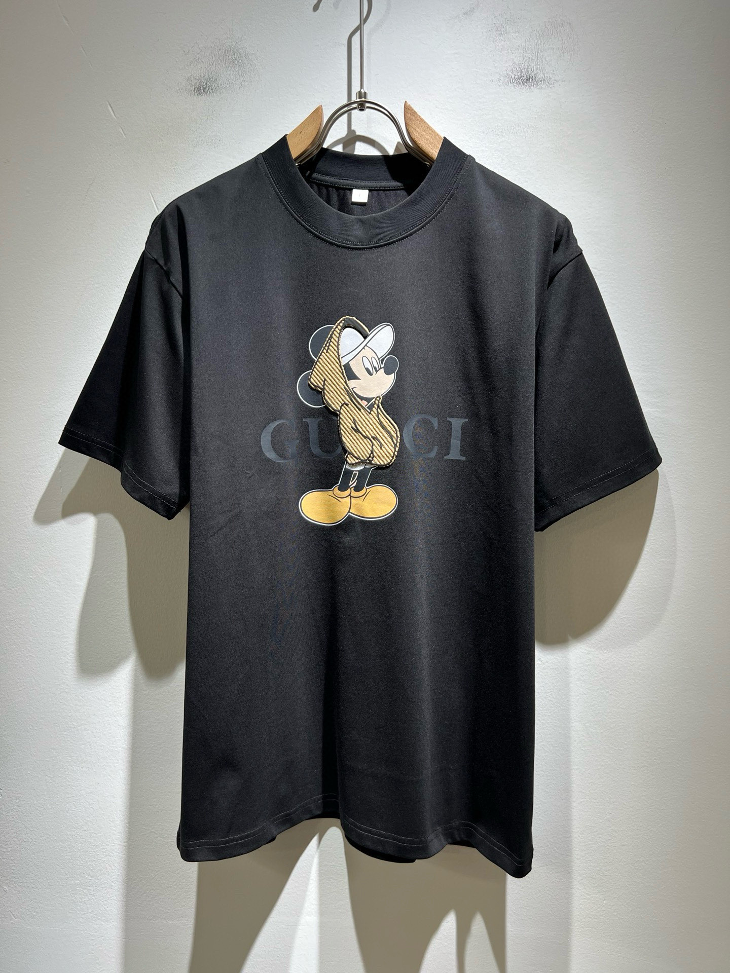 NO:467887,Gucc* Gujia 2025 spring and summer new style for men and women couples casual loose cotton round neck short-sleeved T-shirt!  Trading companies have sparse channels and are released on the official website at the same time!  The latest series of spring and summer 2025, classic fashion design elements, injecting full vitality into the new series. This T-shirt is carefully selected for imported cotton fabrics. The fabric feels skin-friendly and soft and delicate, and the body is panoramic logo pressing design!  It has an extremely comfortable and breathable wearing experience. The whole item is very eye-catching and fashionable, and is deeply loved by young people today!  The loose round neck cut is a neutral style regardless of age and gender, suitable for matching all the styles and looks you need in your daily life!  It is recommended to wear couple outfits to go out on the street to make it more pleasing to the eye!  Size M-4XL, gucci, gucci, T-shirt, tees, t-shirt, alexander wang19860909Gucc*古家 2025春夏新款男女同情侣款休闲宽松棉质圆领短袖T恤衫！贸易公司渠道稀出,同步官网发售 ！ 2025春夏最新系列,经典时尚设计元素,为全新系列注入满满活力,这款T恤衫用心甄选客供进口棉面料制成,面料手感亲肤柔软细腻,衣身全景logo压胶设计！拥有着无比舒适透气性的穿着体验,整件单品极具吸睛度与时尚感,深受当下年轻人的喜爱！基础宽松的圆领版型裁剪,不分年龄与性别的中性款式,适合搭配你日常所需的所有风格与造型！建议搭配情侣装出街会更为养眼出色！尺码M-4XL,,gucci,gucci,T-shirt,tees，t-shirt,alexander wang,Men's clothing