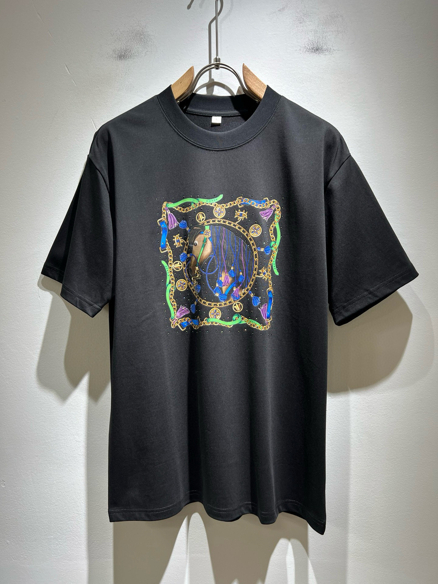 NO:470555,Her*mes 2025 spring and summer new short-sleeved T-shirt for men and women, a brand new upgraded versatile basic style, low-key and luxurious, and a choice of character!  Select high-quality and selected pure cotton fabrics!  Created, enjoy a relaxed and comfortable wearing experience, with super vertical performance, the iconic logo is highly artistic and has a design of the iconic logo with a meticulous craftsmanship and high recognition, showing the new brand micro-label culture!  Classic perfect layout design, precise and in place for cutting. Simple and atmospheric style, and can show fashionable charm in daily leisure life. Size M-4XL, T-shirt,tees, t-shirt,alexander wang19860909Her*mes爱*仕2025春夏新款男女同款短袖T恤,全新升级百搭基础款,低调奢华,品格之选！甄选优质精选纯棉面料！打造而成,享受轻松自在的穿着体验,有着超强的垂直性能 艺术感极强标志性logo压胶烫钻工艺设计,工艺细致,辨识度极高,展现全新品牌微标文化！经典完美版型设计,在裁剪上精准到位.简约大气风格,又能在日常休闲生活中展现时尚魅力.尺码M-4XL,,T-shirt,tees，t-shirt,alexander wang,Men's clothing