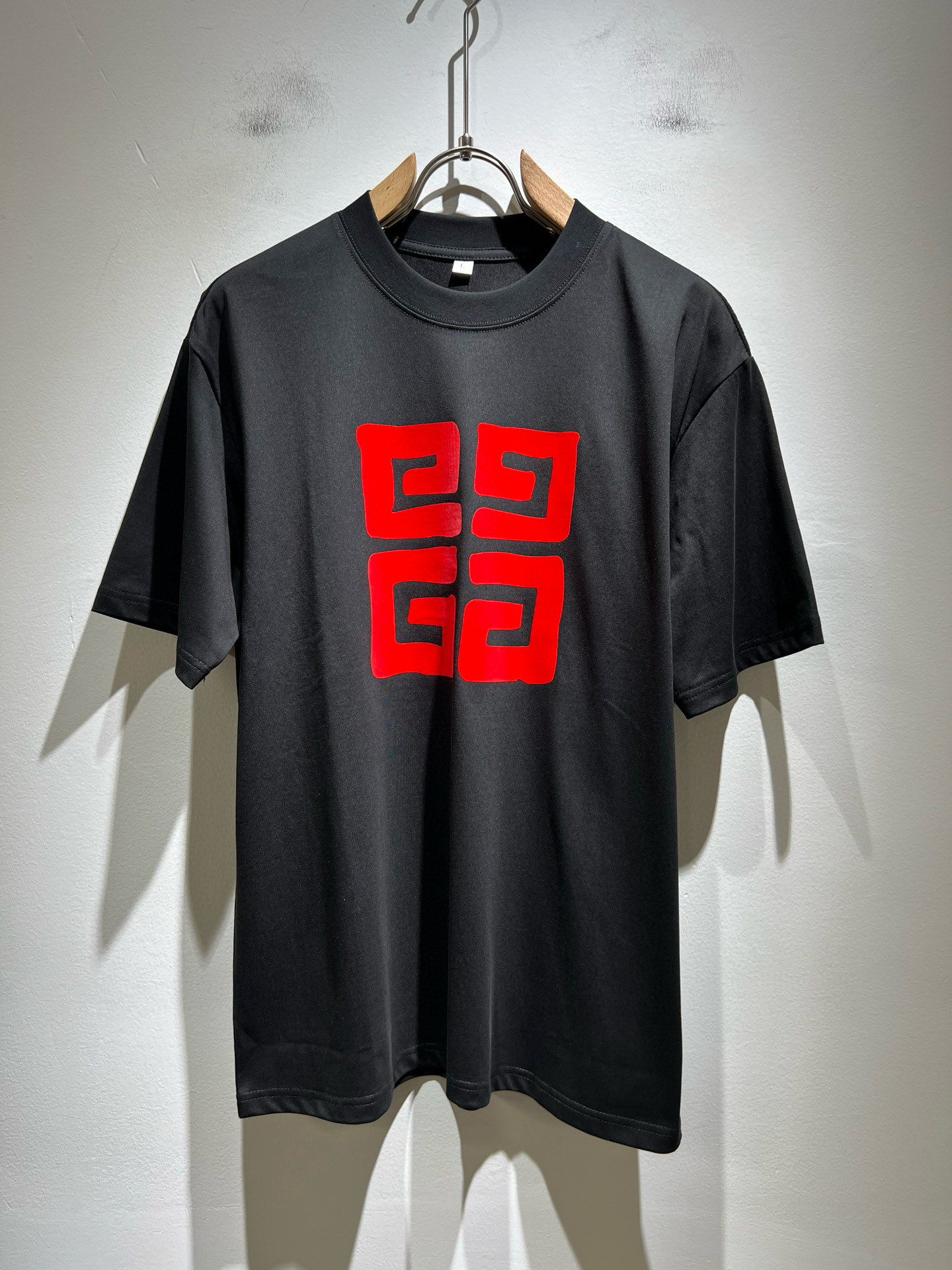 NO:470588,Giv*chy/Ji*xi's new short-sleeved T-shirt for men and women in spring and summer, the main creator has injected new fashion energy into fashion. By exploring various themes and sexy charm, it is highly recognizable and leads the new street fashion trend. This model is the exclusive outstanding design element of G's family, with a logo pattern glue-pressing design!  Perfect fusion, clear and restored patterns, showing the elegant style of the brand. The original 260g pure cotton material is made of solid and high-end fabric, and the upper body can be easily controlled, showing the casual and fashionable charm. Size M-4XL, gucci, T-shirt, tees, t-shirt, alexander wang19860909Giv*chy/纪*希2025春夏新款男女同款短袖T恤,主创时尚注入了全新时尚能量.通过探索各种题材和性感魅力,极具辨识度,引领全新街头时尚潮流.该款是G家独家的出彩设计元素,设计标识logo图案压胶设计！完美融合,图案清晰还原度极高,彰显品牌优雅格调.选用原版260g纯棉材质,面料紧实高级,上身均可轻松驾驭,展现休闲自在时尚魅力.尺码M-4XL,,gucci,T-shirt,tees，t-shirt,alexander wang,Men's clothing