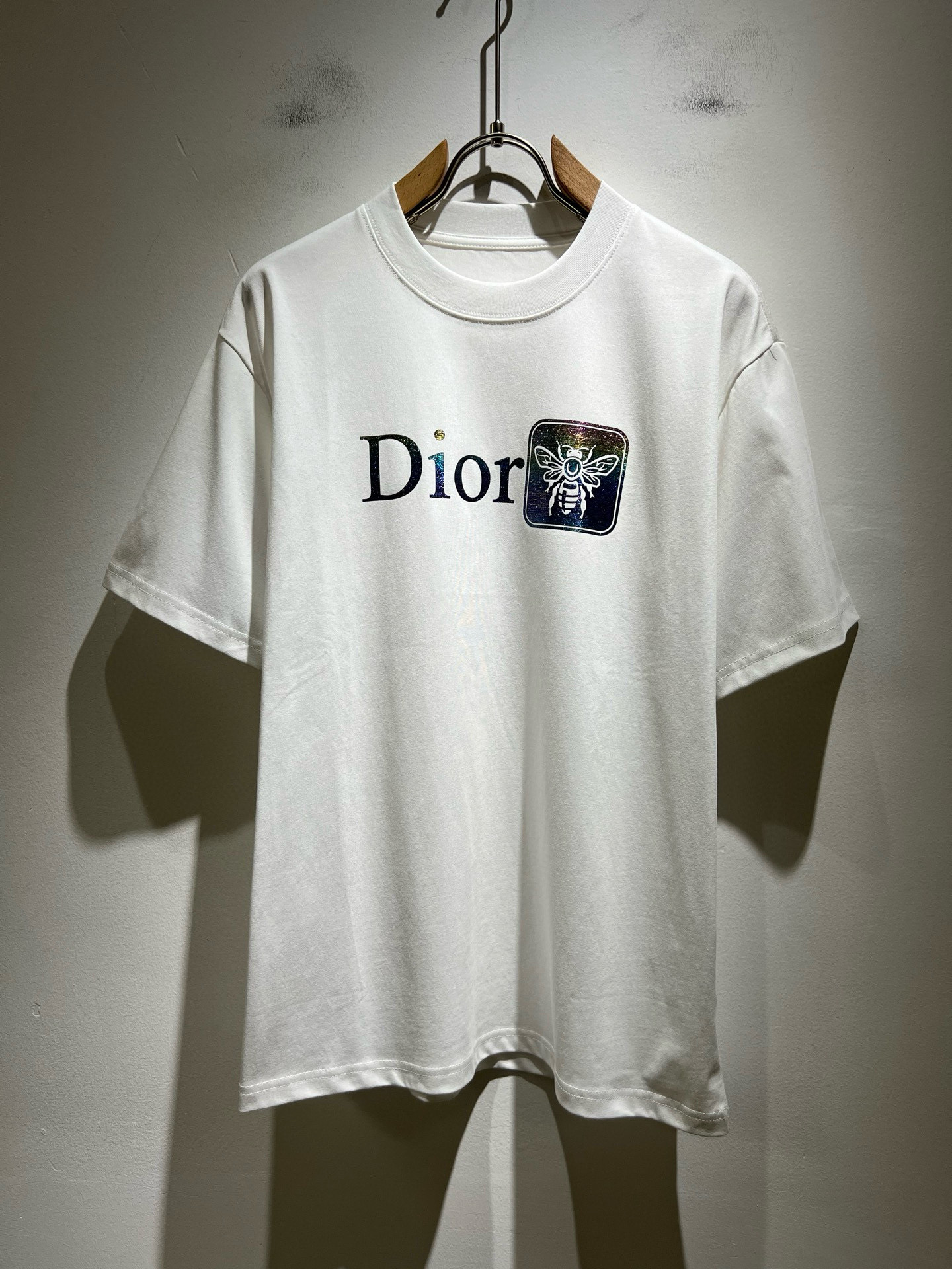 NO:470540,Dio*Dijia 2025 spring and summer new short-sleeved T-shirt for men and women, and the counter is available at the same time!  Customized exclusive 260g pure cotton fabric, customized original craft threads, chest logo pattern glue pressing technology design!  Simple and generous, calm and versatile, extremely high-end, perfectly integrated with fashion and style, a top fashionable style that perfectly suits the outside wear!  The overall feeling is natural!  The ultimate classic versatile short-sleeved T-shirt is designed with the latest three-dimensional letter logo print elements!  The ultimate perfection of heavy industry!  Fans who pursue high quality are please buy them by themselves, and all fans who know the goods are invited to appreciate this model together!  !  Color black white Size M-4XL,,dior,dior,T-shirt,tees,t-shirt,alexander wang19860909Dio*迪家 2025春夏新款男女同款短袖T恤,专柜同步发售！定制专属260克纯棉面料,定制原版工艺螺纹,胸前logo图案压胶工艺设计！简约大方,从容百搭,档次极高,完美融入时尚还有风情感一款完美符合外穿的顶尖时髦气质款！整体给人浑然天成的感觉！极致经典的百搭型短袖T恤,采用最新的立体字母logo印花元素设计！极致的重工极致的完美！追求高品质的粉丝们请自行抢购,诚邀所有识货的粉丝一同鉴赏此款！！颜色黑色 白色 尺码M-4XL,,dior,dior,T-shirt,tees，t-shirt,alexander wang,Men's clothing