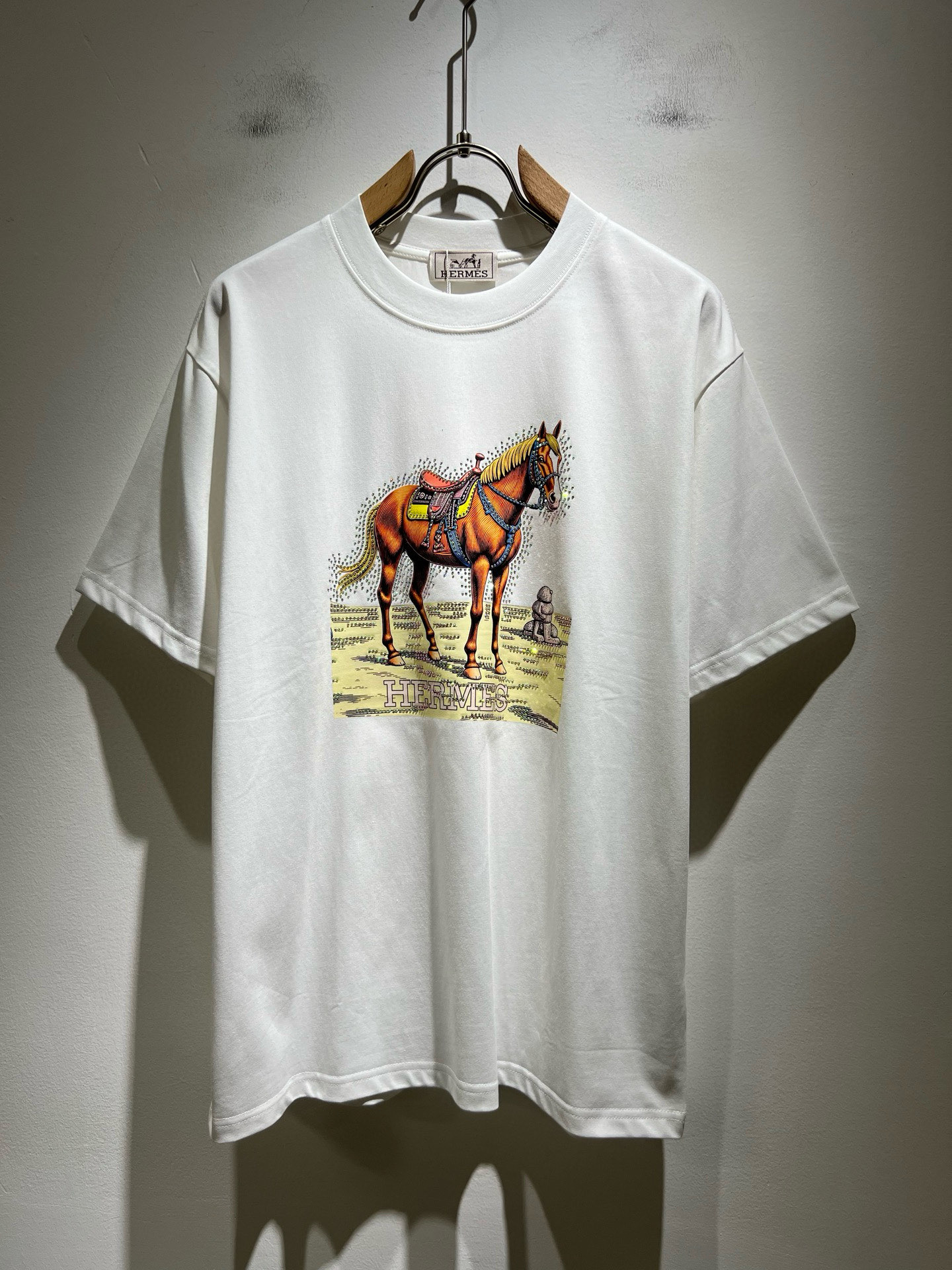 NO:473195,Her*mes 2025 spring and summer new short-sleeved T-shirt for men and women, a brand new upgraded versatile basic style, low-key and luxurious, and a choice of character!  Select high-quality and selected pure cotton fabrics!  Created, enjoy a relaxed and comfortable wearing experience, with super vertical performance, the iconic logo is highly artistic and has a design of the iconic logo with a meticulous craftsmanship and high recognition, showing the new brand micro-label culture!  Classic perfect layout design, precise and in place for cutting. Simple and atmospheric style, and can show fashionable charm in daily leisure life. Size M-4XL, T-shirt,tees, t-shirt,alexander wang19860909Her*mes爱*仕2025春夏新款男女同款短袖T恤,全新升级百搭基础款,低调奢华,品格之选！甄选优质精选纯棉面料！打造而成,享受轻松自在的穿着体验,有着超强的垂直性能 艺术感极强标志性logo压胶烫钻工艺设计,工艺细致,辨识度极高,展现全新品牌微标文化！经典完美版型设计,在裁剪上精准到位.简约大气风格,又能在日常休闲生活中展现时尚魅力.尺码M-4XL,,T-shirt,tees，t-shirt,alexander wang,Men's clothing