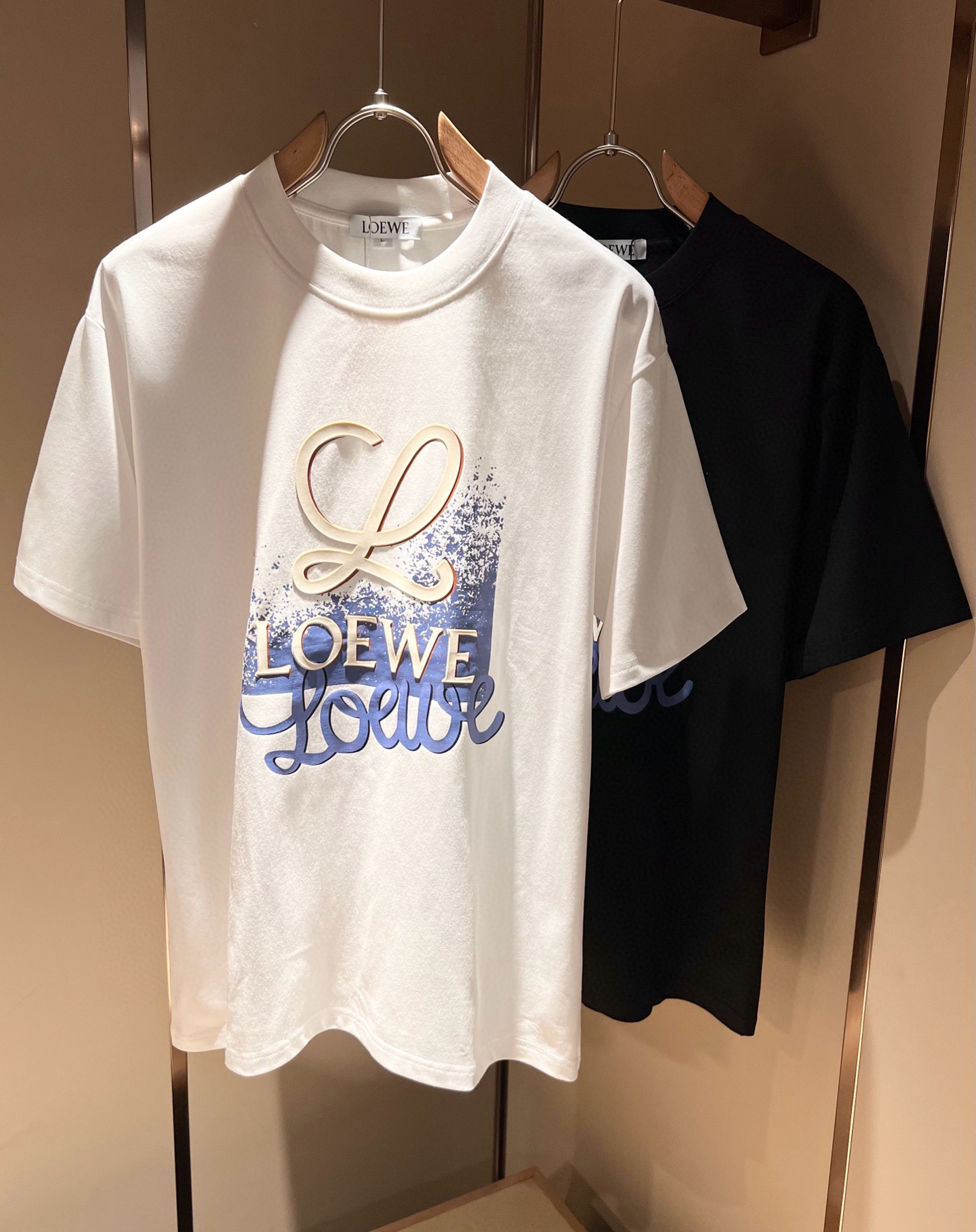 NO:467756,LOE*WE Luo*We 2025 spring and summer new short-sleeved T-shirt for men and women, original Italian order channel, very personalized and high-end style, logo pattern offset printing technology design!  Couple pure cotton short-sleeved T-shirt!  !  The latest fashion trends and popular products are here, and it is another simple and high-end fashion item. It is a fashion product with very high-end outfit charm. It is a must-have item for fashion trends!  Original Italian manufacturer channels, special-level orders, and released at the same time as Hong Kong, Macao and Taiwan buyers. This model is also the latest popular product of Luo Yiweijia this year and the most classic product. Its specifications and grades are beyond doubt!  !  The choice is very diverse, and it can be said that this model naturally has a fresh and natural feeling, showing the brand charm and high-end feeling. The texture of this model is very good, and the heavy weight and brilliant skin-friendliness that can be seen with hands are even better, and it is a complete enjoyment of wearing!  !  Size: M-4XL, loewe, loewe, T-shirt,tees, t-shirt,alexander wang19860909LOE*WE罗*威 2025春夏新款男女同款短袖T恤,意大利原厂订单渠道,极具个性高级风,标志logo图案压胶印花工艺设计！情侣款纯棉短袖T恤！！最新时尚潮流人气产物驾到,又是一款简约高级的时尚单品,穿搭魅力十分高级不俗的时尚产物 ,时尚潮流必备单品！意大利原厂渠道,特供级别订单,同步港澳台买手店发布,此款也是罗意威家今年的最新人气产物,也是最经典的产物,其规格跟档次更是毋庸置疑！！ 选择极具多样化,言而喻此款自然具备那种清新自然的感觉,彰显品牌魅力与高级感,此款的质感十分的到位,用手可以感知的重磅跟出彩亲肤程度更是上佳,十足的穿着享受！！尺码: M-4XL,,loewe,loewe,T-shirt,tees，t-shirt,alexander wang,Men's clothing