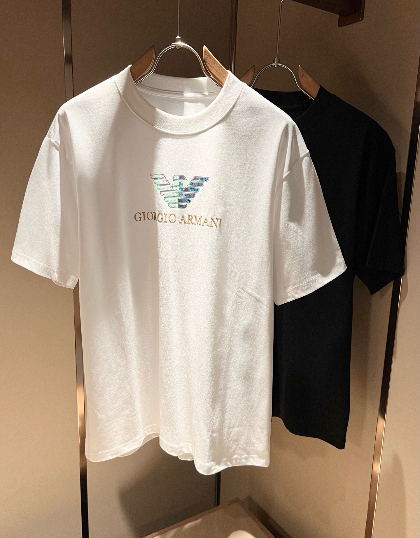 NO:467815,Arman A*ni's new spring and summer 2025 men and women's same casual short-sleeved T-shirt, original single OEM factory order, logo glue pressing design!  The simple design is exquisite and elegant, amazing!  Customized original exclusive pure cotton fabric, soft and delicate feel, super comfortable on the upper body, and ultimately enjoy wearing!  Inheriting the classic styles of the past, the upper body effect comes naturally, and simple outfits do not require too many accessories. It can easily create a fashionable feeling, and the return rate will also increase. Get it at a speed!  Size M-4XL, Armani, T-shirt,tees, t-shirt,alexander wang19860909Arman阿*尼2025春夏新款男女同款休闲短袖T恤,原单代工厂订单,标志logo压胶设计！简洁的设计精致优雅,令人叹服！定制原版专属纯棉面料,手感柔软细腻,上身超级舒适,极致的穿着享受！继承着以往的经典版型,上身效果自然而来的出彩,简单穿搭无需过多的饰物,轻松搭出时尚感,回头率也会随之提升.速度入手吧！尺码M-4XL,,armani,T-shirt,tees，t-shirt,alexander wang,Men's clothing