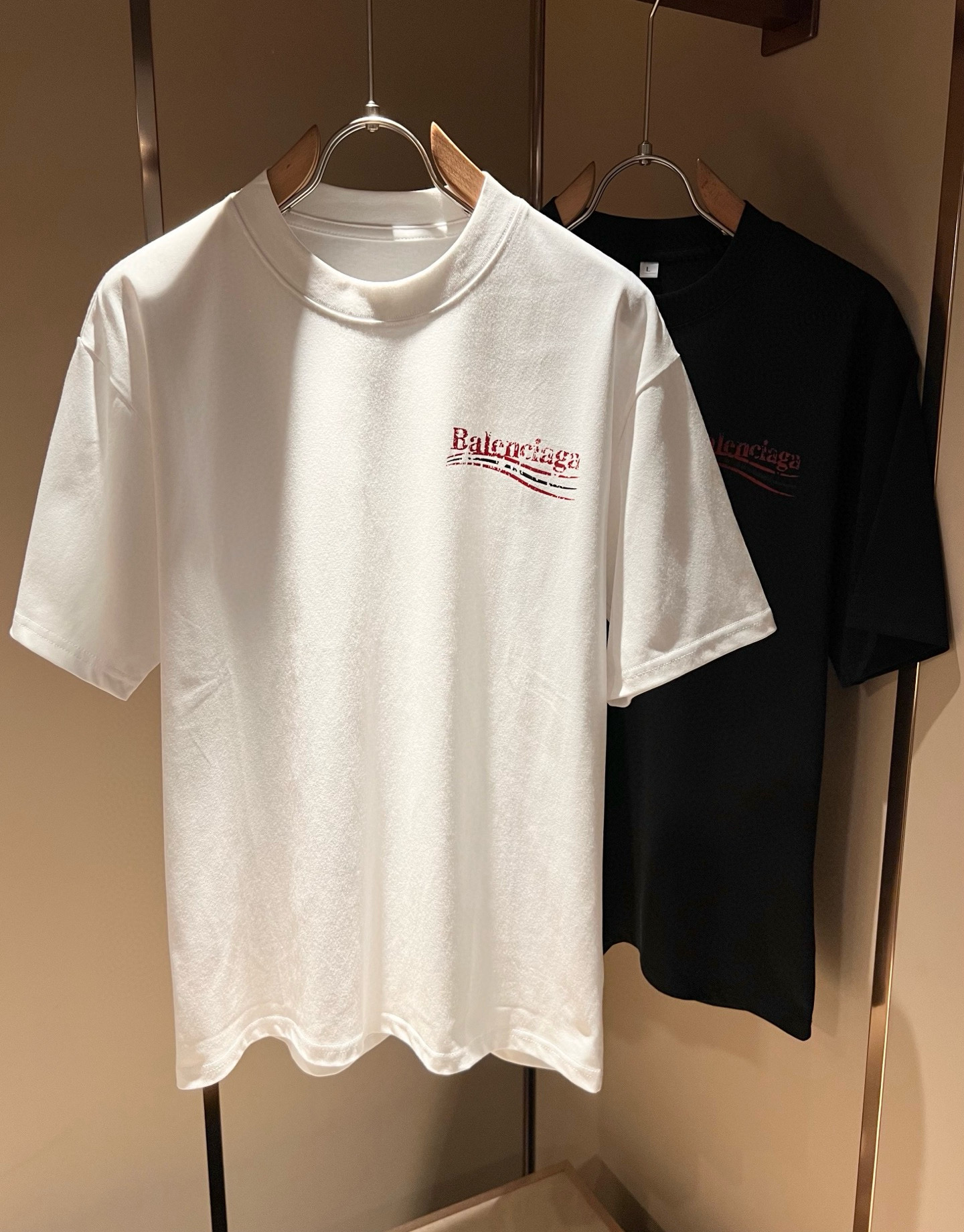 NO:467763,BALENCI*GA Paris* Home 2025 Spring and Summer New Men and Women's Same Short-Sleeve T-shirt!  Fashionable casual short-sleeved T-shirt with catwalk pattern prints!  Design logo glue pressing design!  The most designed and selected customer-supplied 260g pure cotton fabric, which feels soft and skin-friendly, is comfortable and breathable, and you can’t picky about the real thing!  Loose, small, shoulder-dead round neck cut, genderless couple mixed styles, opening up a new fashion charm!  Differentiate the market version of the high-end custom series!  Size M-4XL, balenciaga, T-shirt,tees, t-shirt,alexander wang19860909BALENCI*GA巴黎*家 2025春夏新款男女同款短袖T恤！走秀图案印花时尚休闲短袖T恤衫！设计logo压胶设计！极具设计精选客供260g纯棉面料,手感柔软亲肤,着身舒适透气性都无法挑剔,实物绝对会让你爱不释手！宽松小落肩的圆领版型裁剪,无性别主义的情侣混穿款式,打开全新的时装新韵味！区别市场版本高定系列！尺码M-4XL,,balenciaga,T-shirt,tees，t-shirt,alexander wang,Men's clothing