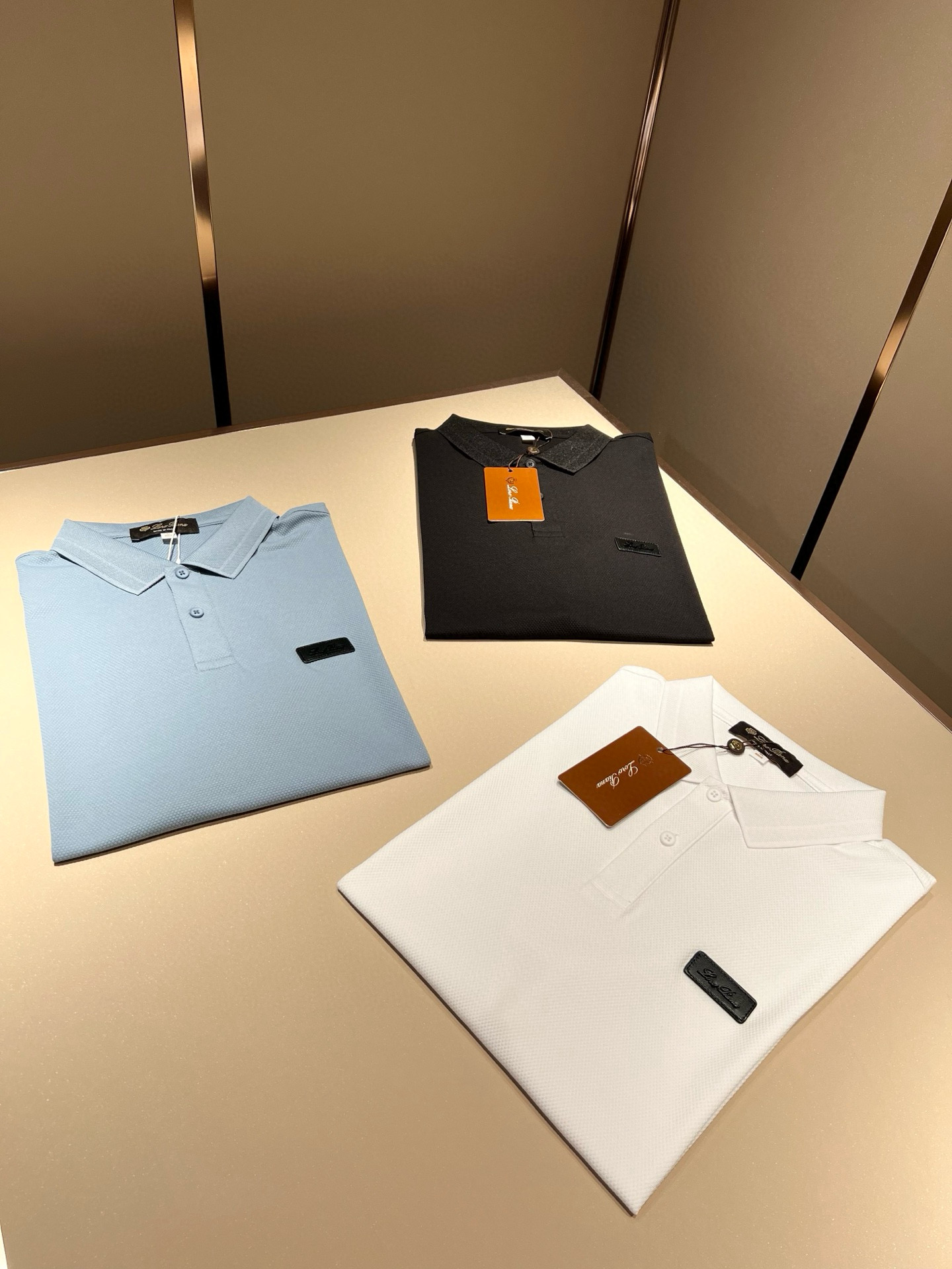 NO:470506,Loro Piana Nouyou Pianya 2025 spring and summer men's Polo shirt, the latest trade order short-sleeved T-shirt, full quality!  !  Internet celebrity style!  Designed with logo pattern leather badge!  The upper body is comfortable and breathable, not stiff, and the overall three-dimensional feeling is rich, with quality export orders, customized exclusive fabric tailoring to meet the simple needs of commuters for dressing. The upper body is very effective, it looks slim and not picky about the figure. The fabric workmanship... Improper, good craftsmanship can make you look good and tasteful, a must-have item for everyone!  Size M-4XL, loro piana, T-shirt,tees, t-shirt,alexander wang19860909Loro Piana诺悠翩雅 2025春夏男士Polo衫,最新的贸易订单短袖T恤,全品相！！网红款！采用logo图案皮革徽章设计！上身舒适透气,不僵硬,整体有着丰富的立体感,品质出口订单,定制专属面料剪裁,满足通勤人们对于着装的简约需求,上身效果很好,显瘦,不挑剔身材.面料做工....无可挑剔,好工艺好面料才能穿出好品味一款,人手必备单品！尺码M-4XL,,loro piana,T-shirt,tees，t-shirt,alexander wang,Men's clothing