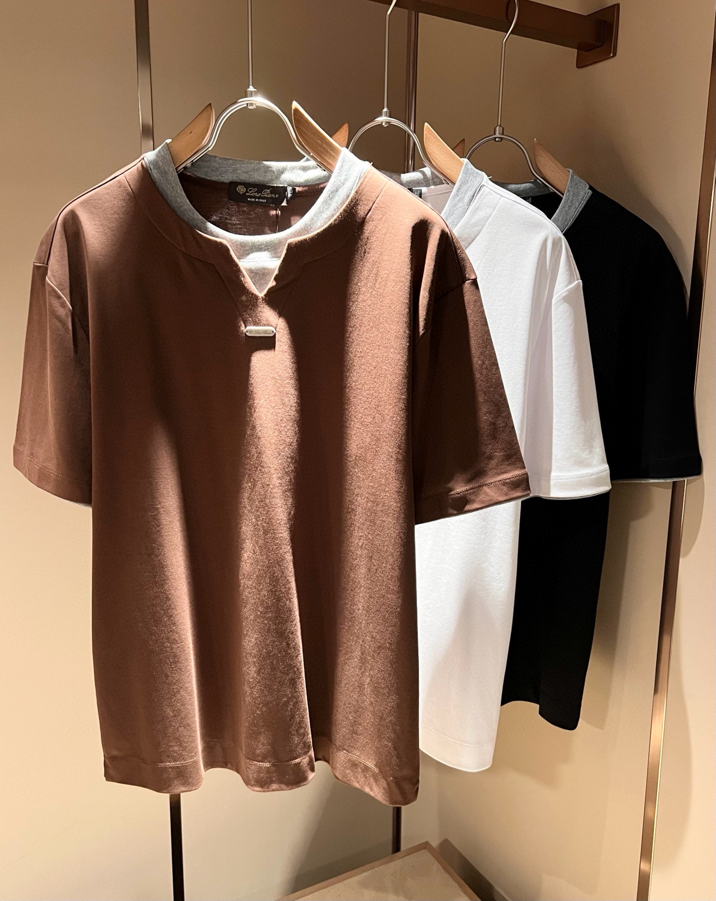 NO:470537,Loro Piana Nuoyou Pianya 2025 Spring and Summer Men’s Fake Two Latest Trade Order Short-Sleeve T-shirts, Full Quality!  !  The upper body is comfortable and breathable, not stiff, and the overall body has a rich three-dimensional feeling, quality export orders, and body logo pattern hardware design!  Customized exclusive pure cotton fabric tailoring to meet the simple needs of commuters for dressing. The upper body is very effective, it looks slim and does not picky about the figure. The fabric workmanship is impeccable. Only good craftsmanship and good fabrics can make you feel good. It is a must-have item for everyone!  Size M-4XL, loro piana, T-shirt,tees, t-shirt,alexander wang19860909Loro Piana诺悠翩雅 2025春夏男士假两件最新的贸易订单短袖T恤,全品相！！上身舒适透气,不僵硬,整体有着丰富的立体感,品质出口订单,衣身logo图案五金设计！定制专属纯棉面料剪裁,满足通勤人们对于着装的简约需求,上身效果很好,显瘦,不挑剔身材.面料做工....无可挑剔,好工艺好面料才能穿出好品味一款,人手必备单品！尺码M-4XL,,loro piana,T-shirt,tees，t-shirt,alexander wang,Men's clothing