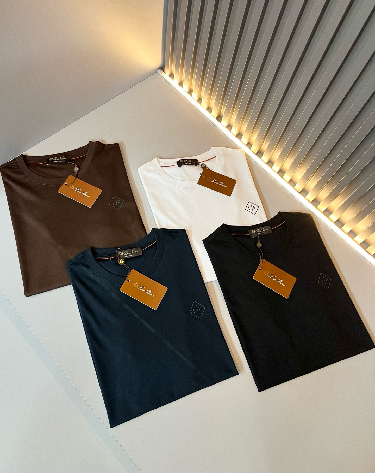 NO:470447,Loro Piana Nuoyou Pianya The latest trade order short-sleeved T-shirt for men in spring and summer 2025, full quality!  !  Internet celebrity style!  Designed with logo pattern!  The upper body is comfortable and breathable, not stiff, and the overall three-dimensional feeling is rich, with quality export orders, customized exclusive fabric tailoring to meet the simple needs of commuters for dressing. The upper body is very effective, it looks slim and not picky about the figure. The fabric workmanship... Improper, good craftsmanship can make you look good and tasteful, a must-have item for everyone!  Size M-3XL, loro piana, T-shirt,tees, t-shirt,alexander wang19860909Loro Piana诺悠翩雅 2025春夏男士最新的贸易订单短袖T恤,全品相！！网红款！采用logo图案设计！上身舒适透气,不僵硬,整体有着丰富的立体感,品质出口订单,定制专属面料剪裁,满足通勤人们对于着装的简约需求,上身效果很好,显瘦,不挑剔身材.面料做工....无可挑剔,好工艺好面料才能穿出好品味一款,人手必备单品！尺码M-3XL,,loro piana,T-shirt,tees，t-shirt,alexander wang,Men's clothing