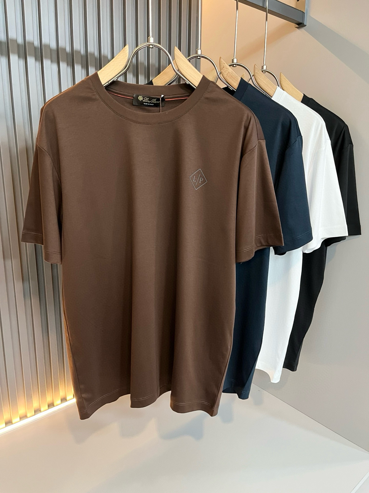 NO:470455,Loro Piana Nuoyou Pianya The latest trade order short-sleeved T-shirt for men in spring and summer 2025, full quality!  !  Internet celebrity style!  Embroidery design with logo pattern!  The upper body is comfortable and breathable, not stiff, and the overall three-dimensional feeling is rich, with quality export orders, customized exclusive fabric tailoring to meet the simple needs of commuters for dressing. The upper body is very effective, it looks slim and not picky about the figure. The fabric workmanship... Improper, good craftsmanship can make you look good and tasteful, a must-have item for everyone!  Size M-3XL, loro piana, T-shirt,tees, t-shirt,alexander wang19860909Loro Piana诺悠翩雅 2025春夏男士最新的贸易订单短袖T恤,全品相！！网红款！采用logo图案刺绣设计！上身舒适透气,不僵硬,整体有着丰富的立体感,品质出口订单,定制专属面料剪裁,满足通勤人们对于着装的简约需求,上身效果很好,显瘦,不挑剔身材.面料做工....无可挑剔,好工艺好面料才能穿出好品味一款,人手必备单品！尺码M-3XL,,loro piana,T-shirt,tees，t-shirt,alexander wang,Men's clothing