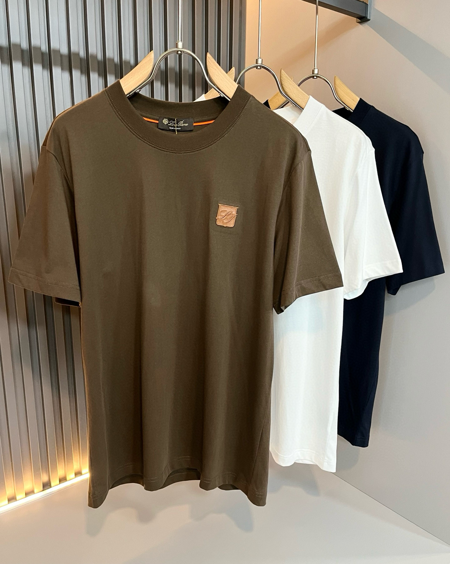 NO:470417,Loro Piana Nuoyou Pianya The latest trade order short-sleeved T-shirt for men in spring and summer 2025, full quality!  !  The upper body is comfortable and breathable, not stiff, and the overall body has a rich three-dimensional feeling, quality export orders, and embroidery design of the body logo pattern!  Customized exclusive pure cotton fabric tailoring to meet the simple needs of commuters for dressing. The upper body is very effective, it looks slim and does not picky about the figure. The fabric workmanship is impeccable. Only good craftsmanship and good fabrics can make you feel good. It is a must-have item for everyone!  Size M-3XL, loro piana, T-shirt,tees, t-shirt,alexander wang19860909Loro Piana诺悠翩雅 2025春夏男士最新的贸易订单短袖T恤,全品相！！上身舒适透气,不僵硬,整体有着丰富的立体感,品质出口订单,衣身logo图案刺绣设计！定制专属纯棉面料剪裁,满足通勤人们对于着装的简约需求,上身效果很好,显瘦,不挑剔身材.面料做工....无可挑剔,好工艺好面料才能穿出好品味一款,人手必备单品！尺码M-3XL,,loro piana,T-shirt,tees，t-shirt,alexander wang,Men's clothing