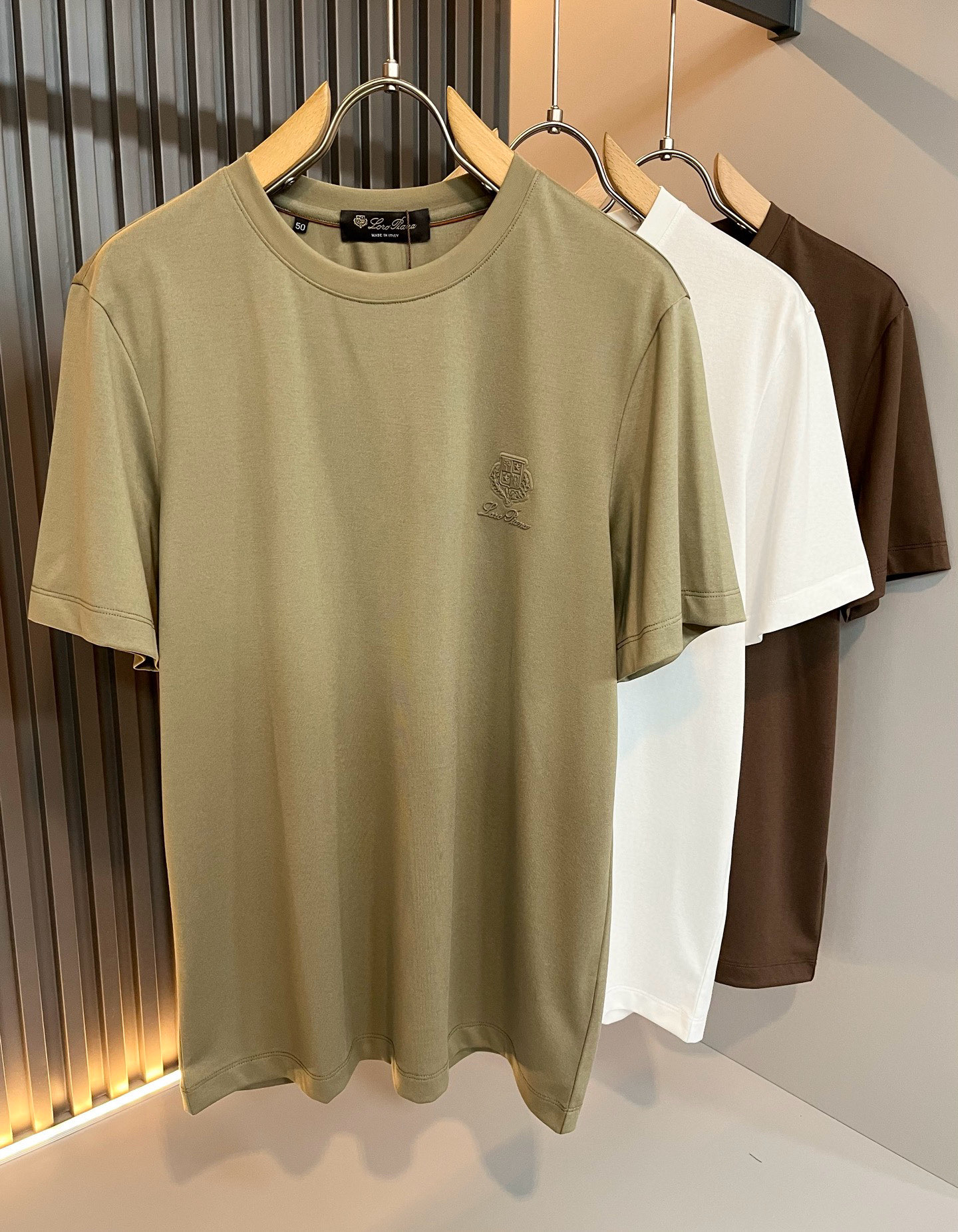 NO:470440,Loro Piana Nuoyou Pianya The latest trade order short-sleeved T-shirt for men in spring and summer 2025, full quality!  !  The upper body is comfortable and breathable, not stiff, and the overall body has a rich three-dimensional feeling, quality export orders, and the body logo pattern glue-pressing design!  Customized exclusive pure cotton fabric tailoring to meet the simple needs of commuters for dressing. The upper body is very effective, it looks slim and does not picky about the figure. The fabric workmanship is impeccable. Only good craftsmanship and good fabrics can make you feel good. It is a must-have item for everyone!  Size M-3XL, loro piana, T-shirt,tees, t-shirt,alexander wang19860909Loro Piana诺悠翩雅 2025春夏男士最新的贸易订单短袖T恤,全品相！！上身舒适透气,不僵硬,整体有着丰富的立体感,品质出口订单,衣身logo图案压胶设计！定制专属纯棉面料剪裁,满足通勤人们对于着装的简约需求,上身效果很好,显瘦,不挑剔身材.面料做工....无可挑剔,好工艺好面料才能穿出好品味一款,人手必备单品！尺码M-3XL,,loro piana,T-shirt,tees，t-shirt,alexander wang,Men's clothing