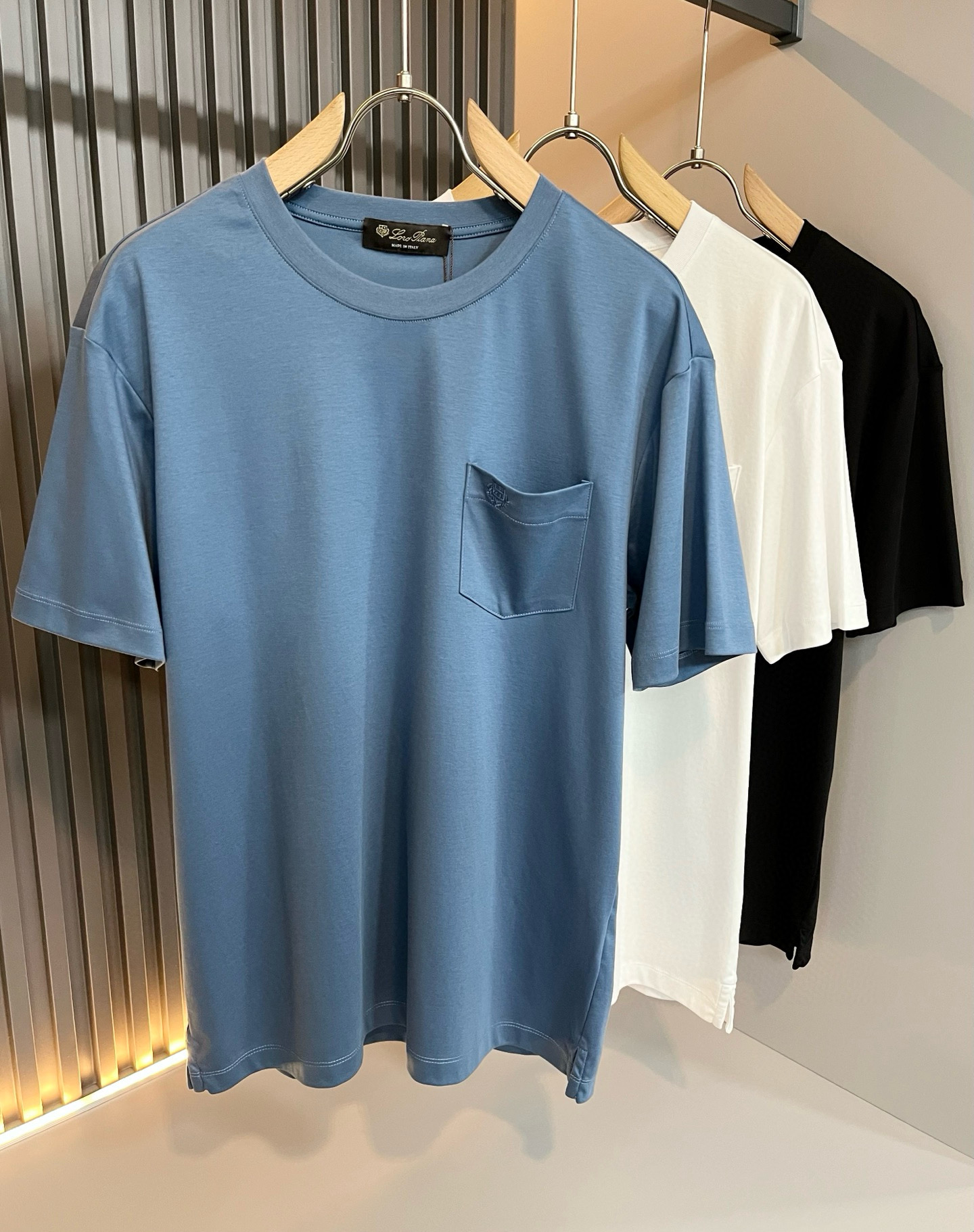 NO:470463,Loro Piana Nuoyou Pianya The latest trade order short-sleeved T-shirt for men in spring and summer 2025, full quality!  !  The upper body is comfortable and breathable, not stiff, and the overall body has a rich three-dimensional feeling, quality export orders, and embroidery design of the body logo pattern!  Customized exclusive pure cotton fabric tailoring to meet the simple needs of commuters for dressing. The upper body is very effective, it looks slim and does not picky about the figure. The fabric workmanship is impeccable. Only good craftsmanship and good fabrics can make you feel good. It is a must-have item for everyone!  Size M-3XL, loro piana, T-shirt,tees, t-shirt,alexander wang19860909Loro Piana诺悠翩雅 2025春夏男士最新的贸易订单短袖T恤,全品相！！上身舒适透气,不僵硬,整体有着丰富的立体感,品质出口订单,衣身logo图案刺绣设计！定制专属纯棉面料剪裁,满足通勤人们对于着装的简约需求,上身效果很好,显瘦,不挑剔身材.面料做工....无可挑剔,好工艺好面料才能穿出好品味一款,人手必备单品！尺码M-3XL,,loro piana,T-shirt,tees，t-shirt,alexander wang,Men's clothing