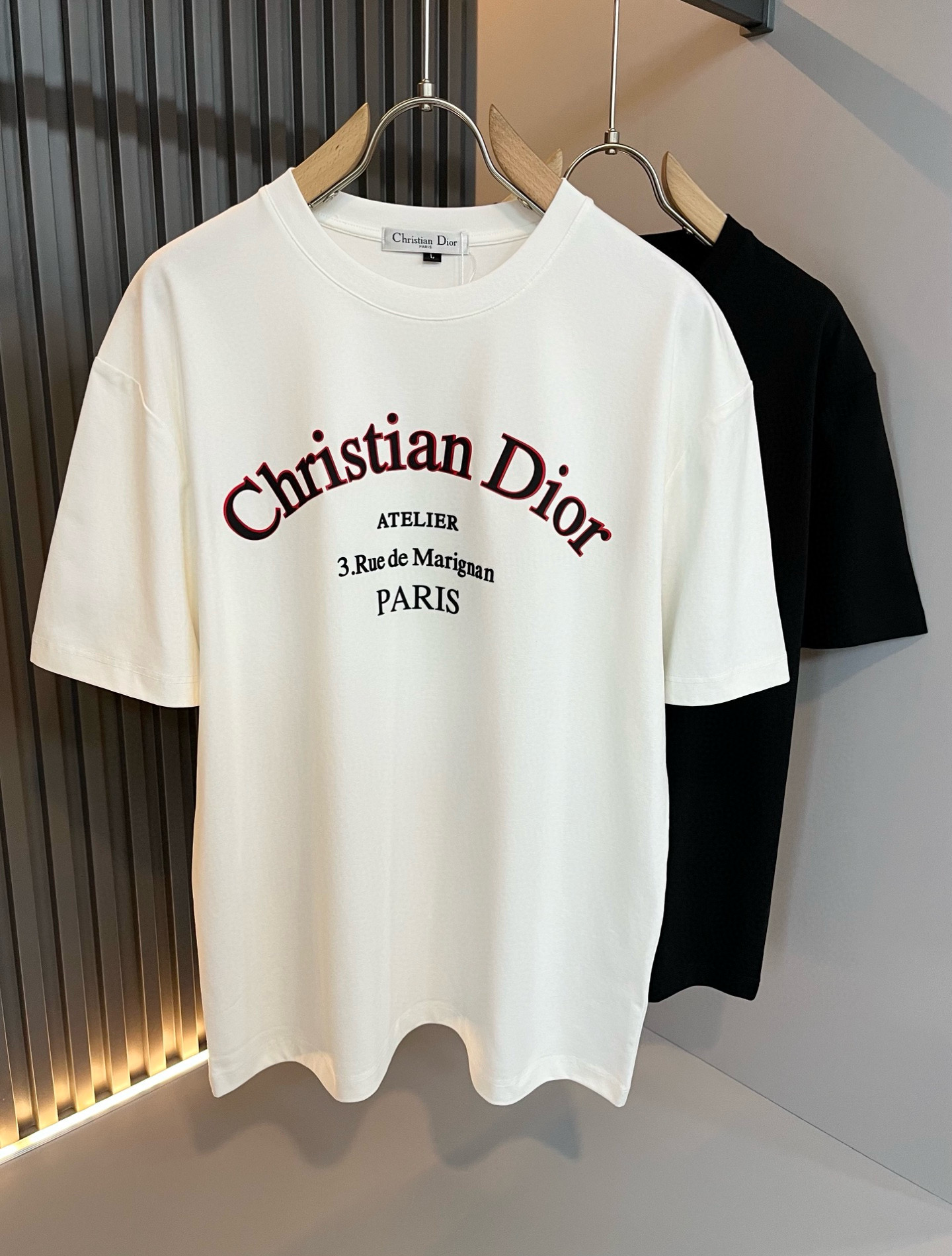 NO:470481,Dio*Dijia 2025 spring and summer new short-sleeved T-shirt for men and women, and the counter is available at the same time!  Customized exclusive 260g pure cotton fabric, customized original craft threads, chest logo pattern printing craft design!  Simple and generous, calm and versatile, extremely high-end, perfectly integrated with fashion and style, a top fashionable style that perfectly suits the outside wear!  The overall feeling is natural!  The ultimate classic versatile short-sleeved T-shirt adopts the latest three-dimensional letter logo embossed elements design!  The ultimate perfection of heavy industry!  Fans who pursue high quality are please buy them by themselves, and all fans who know the goods are invited to appreciate this model together!  !  Color black white Size M-3XL,,dior,dior,T-shirt,tees,t-shirt,alexander wang19860909Dio*迪家 2025春夏新款男女同款短袖T恤,专柜同步发售！定制专属260克纯棉面料,定制原版工艺螺纹,胸前logo图案印花工艺设计！简约大方,从容百搭,档次极高,完美融入时尚还有风情感一款完美符合外穿的顶尖时髦气质款！整体给人浑然天成的感觉！极致经典的百搭型短袖T恤,采用最新的立体字母logo压胶元素设计！极致的重工极致的完美！追求高品质的粉丝们请自行抢购,诚邀所有识货的粉丝一同鉴赏此款！！颜色黑色 白色 尺码M-3XL,,dior,dior,T-shirt,tees，t-shirt,alexander wang,Men's clothing