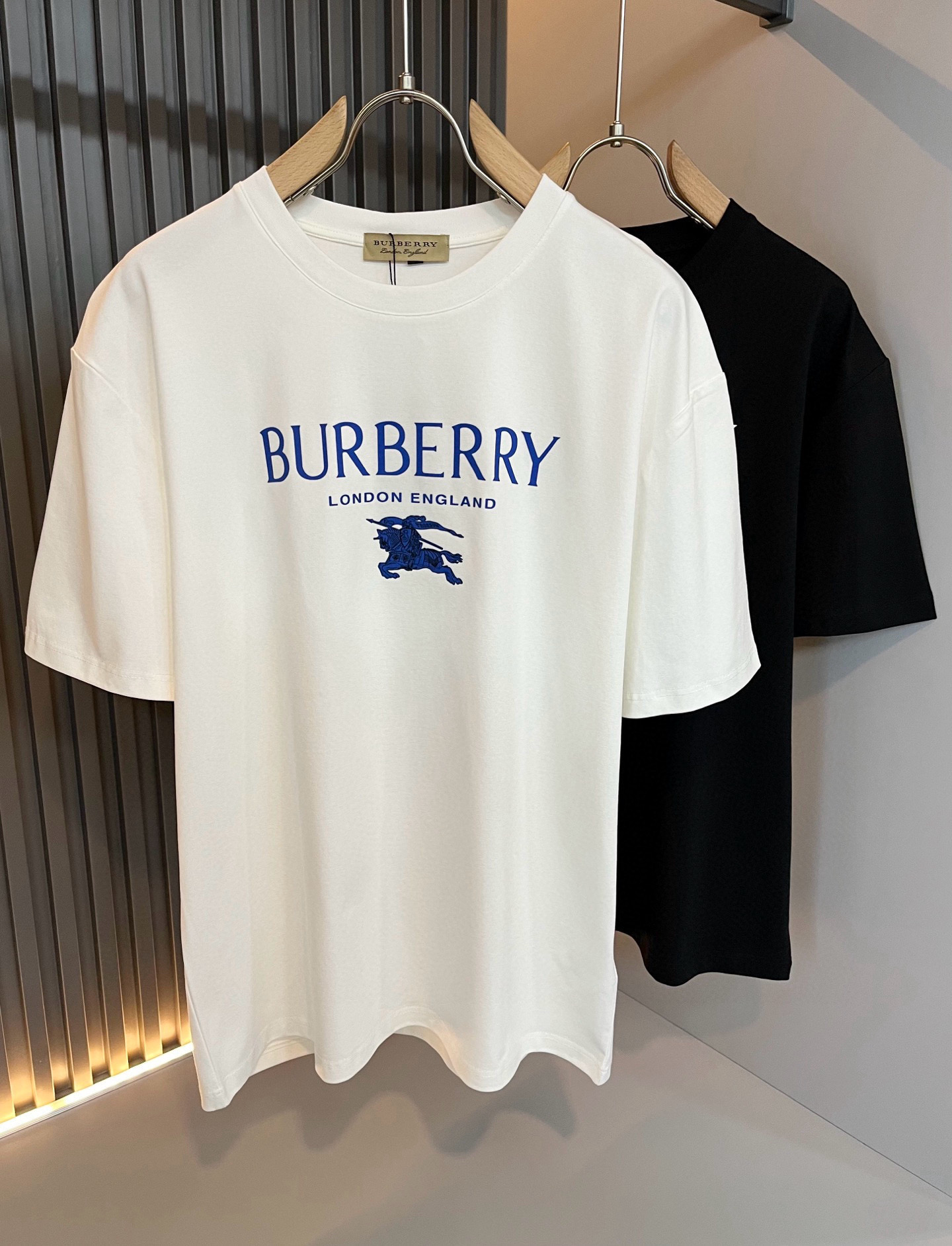 NO:470424,BURBER*Y Ba*li's new spring and summer 2025 short-sleeved T-shirt for men and women, is coming, and is made of a popular environmentally friendly pure cotton fabric recently. It is a high-end outdoor sports and leisure series, which is very popular in sports!  BUR's latest special material, logo pattern glue pressing design!  Fabric is also called memory cloth, which refers to fabrics with morphological memory functions. It instantly kills all versions on the market. It can only be said that it is not a level of existence at all. Whether it is material, detail restoration and craftsmanship, you are not afraid of any challenges. Just to contribute wonderful products to everyone. As always, it is consistent. A style that implements the core concept of BUR will be closely tied to fashion, always maintaining perfection, a simple but not simple design style perfectly meets the outfit you need in daily life. Size: M-3XL, burberry, T-shirt, tees, t-shirt, alexander wang19860909BURBER*Y巴*莉2025春夏新品男女同款短袖T恤,重磅来袭,最近比较火热的环保纯棉面料制作而成,高端户外运动休闲系列,非常火热运动风潮！BUR最新研发的特殊材质,标志logo图案压胶设计！面料也叫记忆布,是指具有形态记忆功能的面料,秒杀市面上一切版本,只能说根本就不是一个级别的存在,不管是材质还是细节还原度以及工艺制作方面,不惧任何挑战,只为给大家奉献绝妙产物一如既往,始终如一,贯彻了BUR核心理念的一个款式将与时尚紧紧的捆绑在一起,时刻保持完美,简约而不简单的的设计风格,完美的满足了你日常所需要的穿搭.尺码:M-3XL,,burberry,T-shirt,tees，t-shirt,alexander wang,Men's clothing