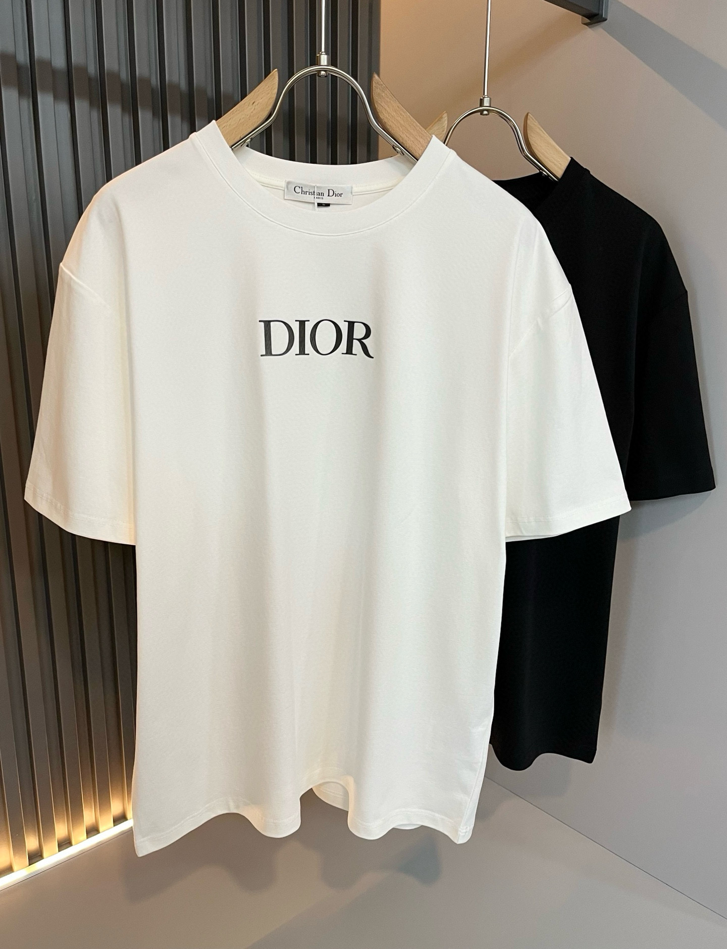 NO:470448,Dio*Dijia 2025 spring and summer new short-sleeved T-shirt for men and women, and the counter is available at the same time!  Customized exclusive 260g pure cotton fabric, customized original craft threads, chest logo pattern glue pressing technology design!  Simple and generous, calm and versatile, extremely high-end, perfectly integrated with fashion and style, a top fashionable style that perfectly suits the outside wear!  The overall feeling is natural!  The ultimate classic versatile short-sleeved T-shirt adopts the latest three-dimensional letter logo embossed elements design!  The ultimate perfection of heavy industry!  Fans who pursue high quality are please buy them by themselves, and all fans who know the goods are invited to appreciate this model together!  !  Color black white Size M-3XL,,dior,dior,T-shirt,tees,t-shirt,alexander wang19860909Dio*迪家 2025春夏新款男女同款短袖T恤,专柜同步发售！定制专属260克纯棉面料,定制原版工艺螺纹,胸前logo图案压胶工艺设计！简约大方,从容百搭,档次极高,完美融入时尚还有风情感一款完美符合外穿的顶尖时髦气质款！整体给人浑然天成的感觉！极致经典的百搭型短袖T恤,采用最新的立体字母logo压胶元素设计！极致的重工极致的完美！追求高品质的粉丝们请自行抢购,诚邀所有识货的粉丝一同鉴赏此款！！颜色黑色 白色 尺码M-3XL,,dior,dior,T-shirt,tees，t-shirt,alexander wang,Men's clothing