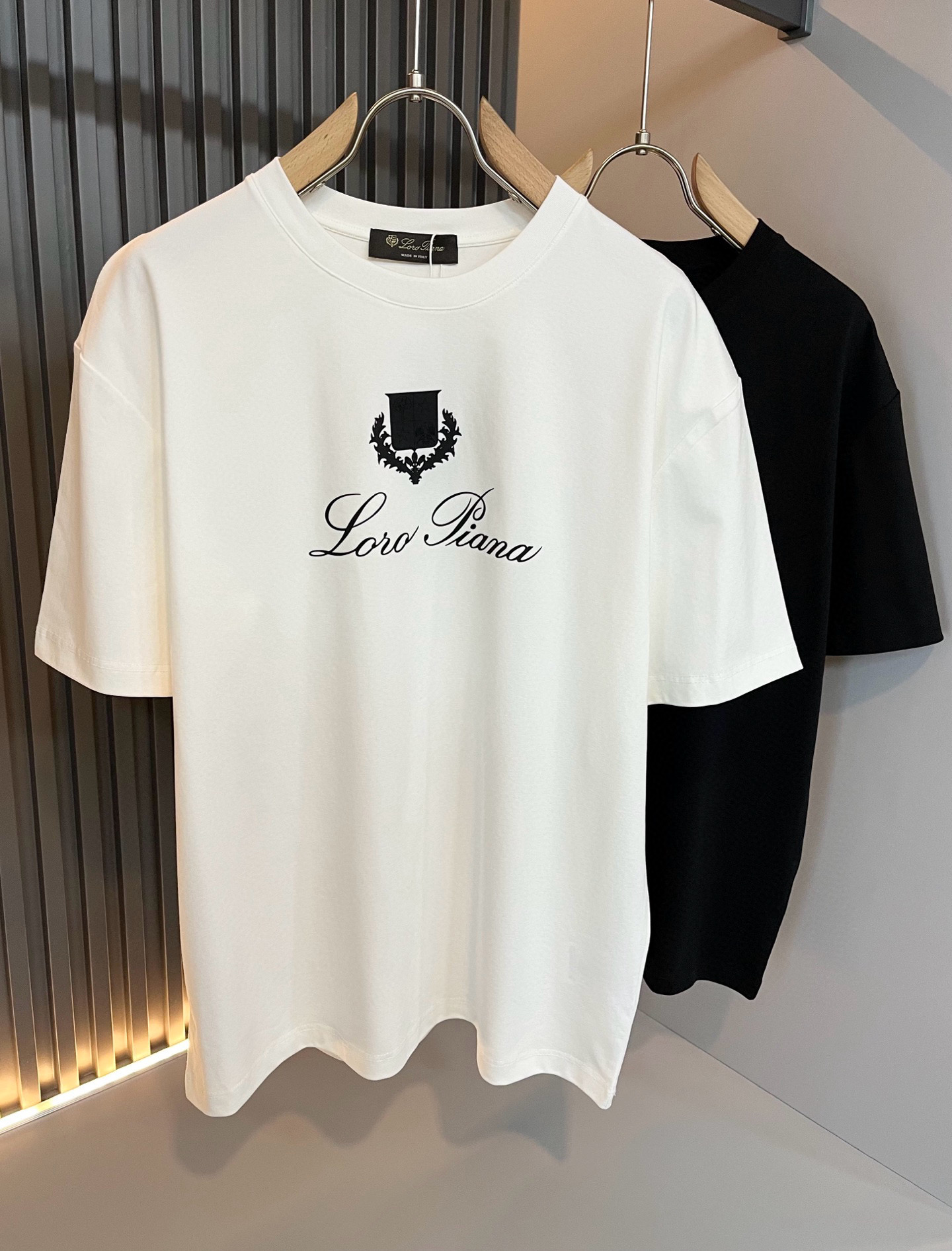 NO:470471,Loro Piana Nuoyou Pianya The latest trade order short-sleeved T-shirt for men in spring and summer 2025, full quality!  !  Internet celebrity style!  Use logo pattern to press glue design!  The upper body is comfortable and breathable, not stiff, and the overall three-dimensional feeling is rich, with quality export orders, customized exclusive fabric tailoring to meet the simple needs of commuters for dressing. The upper body is very effective, it looks slim and not picky about the figure. The fabric workmanship... Improper, good craftsmanship can make you look good and tasteful, a must-have item for everyone!  Size M-3XL, loro piana, T-shirt,tees, t-shirt,alexander wang19860909Loro Piana诺悠翩雅 2025春夏男士最新的贸易订单短袖T恤,全品相！！网红款！采用logo图案压胶设计！上身舒适透气,不僵硬,整体有着丰富的立体感,品质出口订单,定制专属面料剪裁,满足通勤人们对于着装的简约需求,上身效果很好,显瘦,不挑剔身材.面料做工....无可挑剔,好工艺好面料才能穿出好品味一款,人手必备单品！尺码M-3XL,,loro piana,T-shirt,tees，t-shirt,alexander wang,Men's clothing