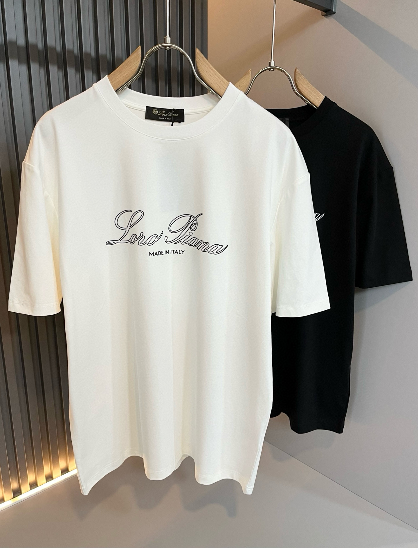 NO:470485,Loro Piana Nuoyou Pianya The latest trade order short-sleeved T-shirt for men in spring and summer 2025, full quality!  !  Internet celebrity style!  Use logo pattern to press glue design!  The upper body is comfortable and breathable, not stiff, and the overall three-dimensional feeling is rich, with quality export orders, customized exclusive fabric tailoring to meet the simple needs of commuters for dressing. The upper body is very effective, it looks slim and not picky about the figure. The fabric workmanship... Improper, good craftsmanship can make you look good and tasteful, a must-have item for everyone!  Size M-3XL, loro piana, T-shirt,tees, t-shirt,alexander wang19860909Loro Piana诺悠翩雅 2025春夏男士最新的贸易订单短袖T恤,全品相！！网红款！采用logo图案压胶设计！上身舒适透气,不僵硬,整体有着丰富的立体感,品质出口订单,定制专属面料剪裁,满足通勤人们对于着装的简约需求,上身效果很好,显瘦,不挑剔身材.面料做工....无可挑剔,好工艺好面料才能穿出好品味一款,人手必备单品！尺码M-3XL,,loro piana,T-shirt,tees，t-shirt,alexander wang,Men's clothing