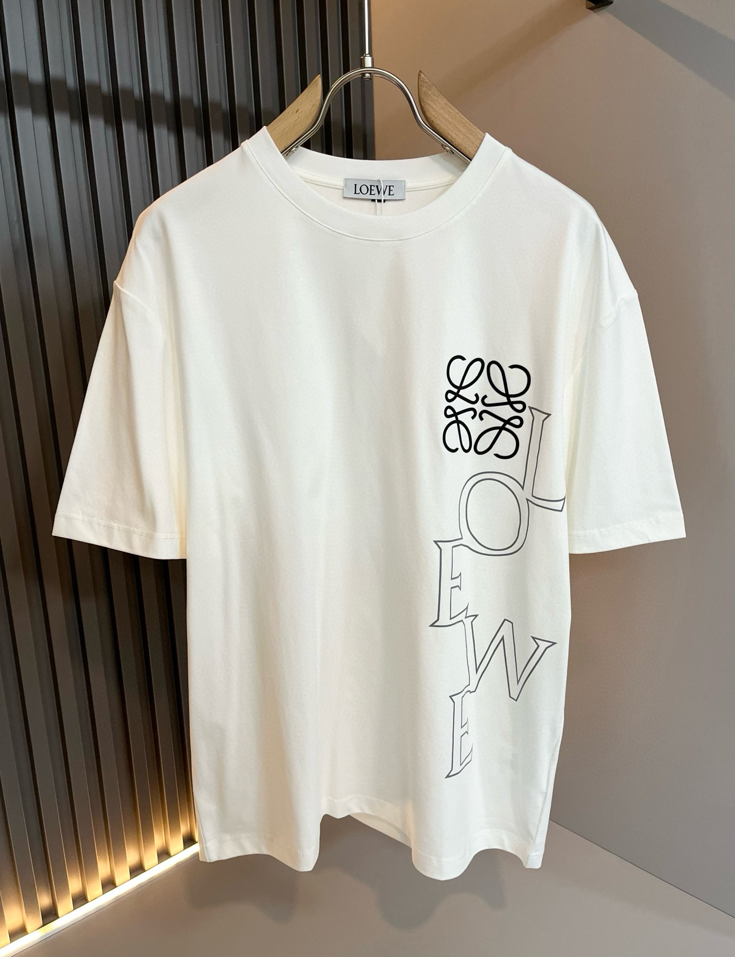 NO:482301,LOE*WE Luo*We 2025 spring and summer new short-sleeved T-shirt for men and women, original Italian order channel, very personalized and high-end style, logo pattern offset printing technology design!  Couple pure cotton short-sleeved T-shirt!  !  The latest fashion trends and popular products are here, and it is another simple and high-end fashion item. It is a fashion product with very high-end outfit charm. It is a must-have item for fashion trends!  Original Italian manufacturer channels, special-level orders, and released at the same time as Hong Kong, Macao and Taiwan buyers. This model is also the latest popular product of Luo Yiweijia this year and the most classic product. Its specifications and grades are beyond doubt!  !  The choice is very diverse, and it can be said that this model naturally has a fresh and natural feeling, showing the brand charm and high-end feeling. The texture of this model is very good, and the heavy weight and brilliant skin-friendliness that can be seen with hands are even better, and it is a complete enjoyment of wearing!  !  Size: M-3XL, loewe, loewe, T-shirt,tees, t-shirt,alexander wang19860909LOE*WE罗*威 2025春夏新款男女同款短袖T恤,意大利原厂订单渠道,极具个性高级风,标志logo图案压胶印花工艺设计！情侣款纯棉短袖T恤！！最新时尚潮流人气产物驾到,又是一款简约高级的时尚单品,穿搭魅力十分高级不俗的时尚产物 ,时尚潮流必备单品！意大利原厂渠道,特供级别订单,同步港澳台买手店发布,此款也是罗意威家今年的最新人气产物,也是最经典的产物,其规格跟档次更是毋庸置疑！！ 选择极具多样化,言而喻此款自然具备那种清新自然的感觉,彰显品牌魅力与高级感,此款的质感十分的到位,用手可以感知的重磅跟出彩亲肤程度更是上佳,十足的穿着享受！！尺码: M-3XL,,loewe,loewe,T-shirt,tees，t-shirt,alexander wang,Men's clothing