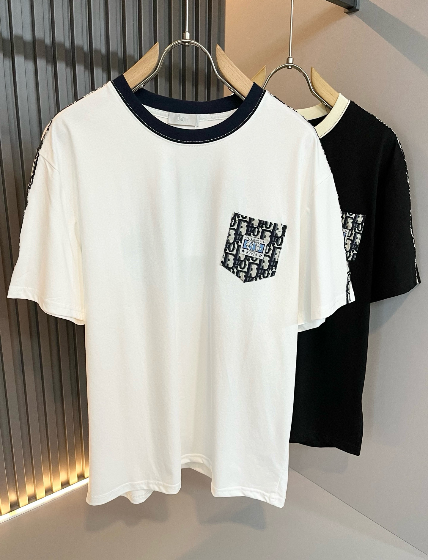 NO:470409,Dio*Dijia 2025 spring and summer new short-sleeved T-shirt for men and women, and the counter is available at the same time!  Customized exclusive 260g pure cotton fabric, customized original craft threads, chest logo pattern pocket design!  Simple and generous, calm and versatile, extremely high-end, perfectly integrated with fashion and style, a top fashionable style that perfectly suits the outside wear!  The overall feeling is natural!  The ultimate classic versatile short-sleeved T-shirt is designed with the latest three-dimensional letter logo print elements!  The ultimate perfection of heavy industry!  Fans who pursue high quality are please buy them by themselves, and all fans who know the goods are invited to appreciate this model together!  !  Color black white Size M-3XL,,dior,dior,T-shirt,tees,t-shirt,alexander wang19860909Dio*迪家 2025春夏新款男女同款短袖T恤,专柜同步发售！定制专属260克纯棉面料,定制原版工艺螺纹,胸前logo图案口袋设计！简约大方,从容百搭,档次极高,完美融入时尚还有风情感一款完美符合外穿的顶尖时髦气质款！整体给人浑然天成的感觉！极致经典的百搭型短袖T恤,采用最新的立体字母logo印花元素设计！极致的重工极致的完美！追求高品质的粉丝们请自行抢购,诚邀所有识货的粉丝一同鉴赏此款！！颜色黑色 白色 尺码M-3XL,,dior,dior,T-shirt,tees，t-shirt,alexander wang,Men's clothing