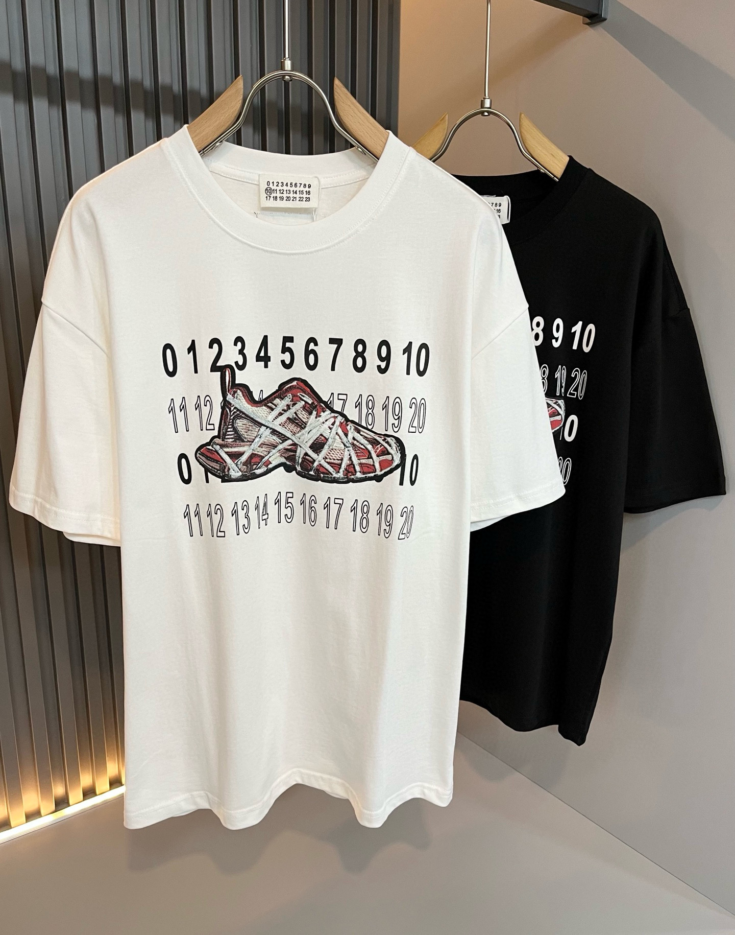 NO:470433,Maison Margiel 2025 spring and summer new short-sleeved T-shirt for men and women, and the counter is available at the same time!  Customized exclusive wash water pure cotton fabric, chest logo pattern printing design!  Simple and generous, calm and versatile, extremely high-end, perfectly integrated with fashion and style, a top fashionable style that perfectly suits the outside wear!  The overall feeling is natural!  Extremely classic versatile casual pants, customized original cotton fabric!  The ultimate perfection of heavy industry!  Fans who pursue high quality are please buy them by themselves, and all fans who know the goods are invited to appreciate this model together!  !  Size M-3XL, Masion Margiela, T-shirt,tees, t-shirt,alexander wang19860909马吉拉 maison margiel 2025春夏新款男女同款短袖T恤,专柜同步发售！定制专属洗水纯棉面料,胸前logo图案印花设计！简约大方,从容百搭,档次极高,完美融入时尚还有风情感一款完美符合外穿的顶尖时髦气质款！整体给人浑然天成的感觉！极致经典的百搭型休闲裤,定制原版纯棉面料！极致的重工极致的完美！追求高品质的粉丝们请自行抢购,诚邀所有识货的粉丝一同鉴赏此款！！尺码M-3XL,,masion margiela,T-shirt,tees，t-shirt,alexander wang,Men's clothing